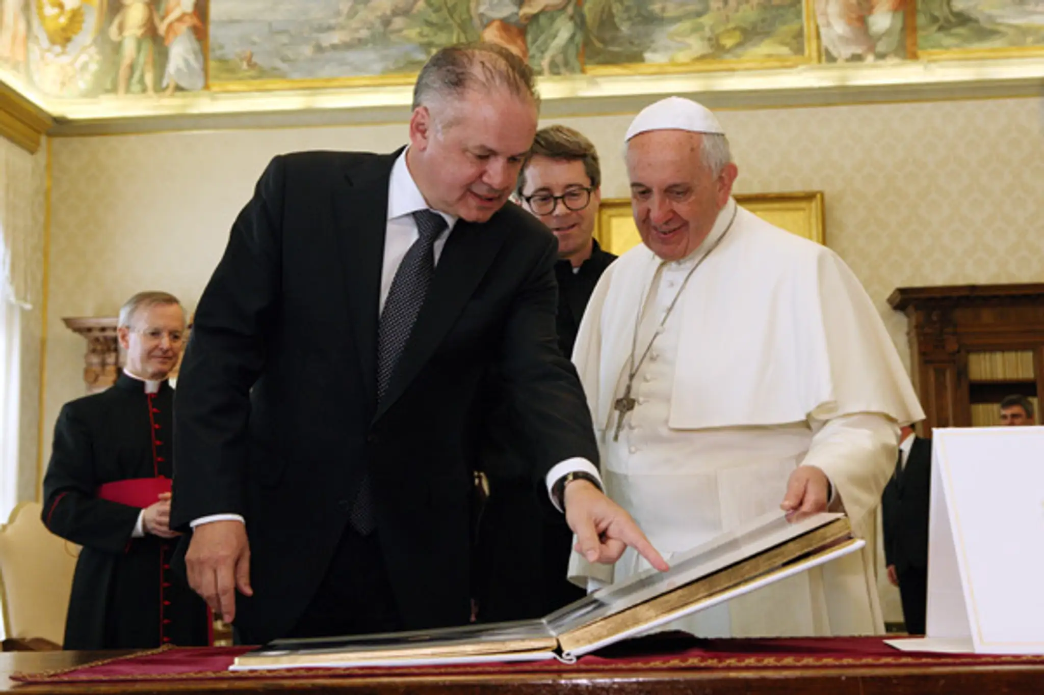 Prezident Andrej Kiska daroval pápežovi Františkovi unikátnu knihu fotografií Filipa Kuliseva.