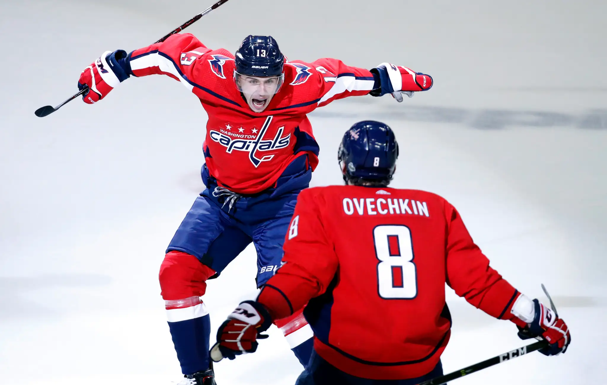 Na snímke hore český útočník Capitals Jakub Vrána oslavuje svoj víťazný gól s Ovečkinom