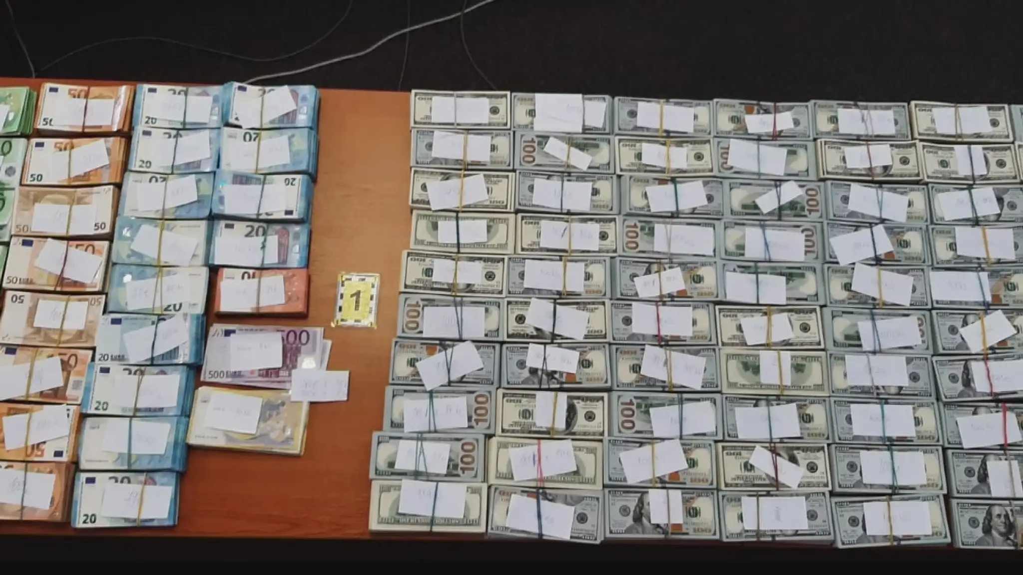 Policajti zhabali na hranici Ukrajinke hotovosť vo výške takmer 650-tisíc dolárov a viac ako 140-tisíc eur