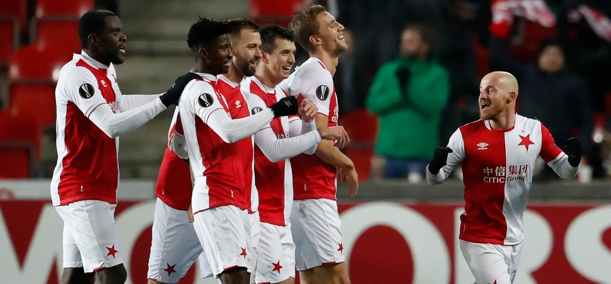 Miroslav Stoch (vpravo) oslavuje so spoluhráčmi zo Slavie gól v dueli EL proti Zenitu.