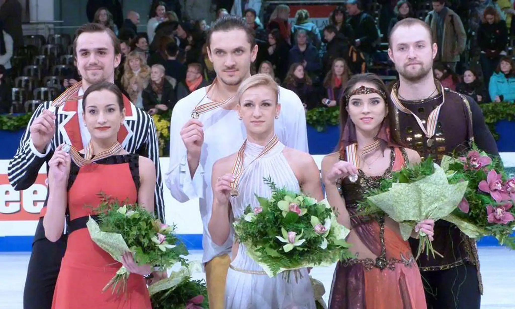 Medailisti z ME v Budapešti v kategórii športových dvojíc. Zľava: Ksenia STOLBOVA / Fedor KLIMOV (RUS), Tatiana VOLOSOZHAR / Max