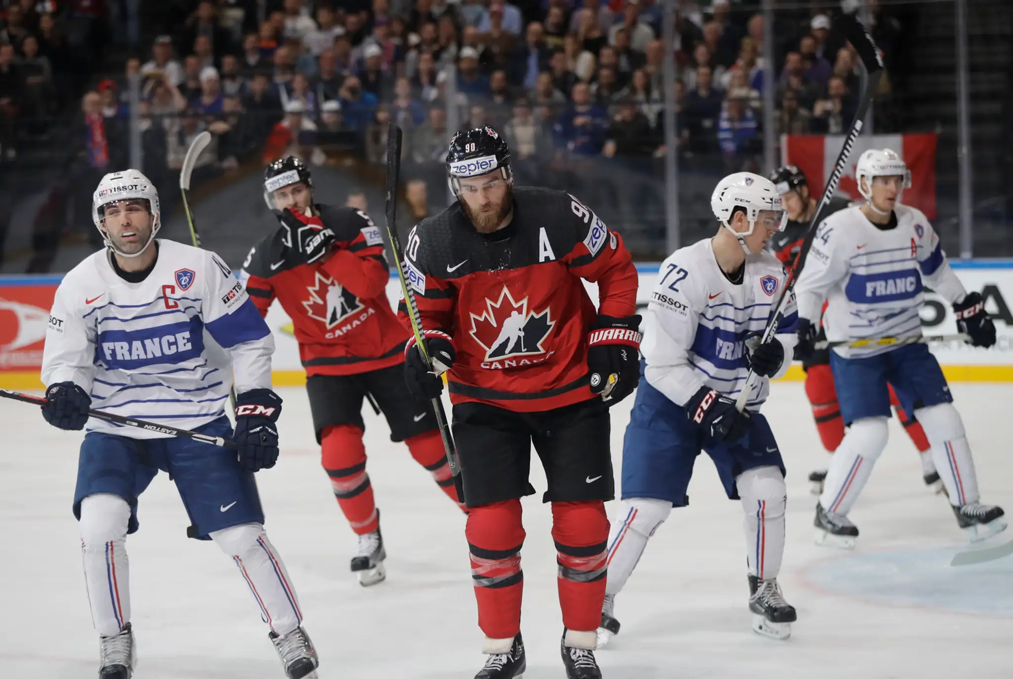Kanaďan Ryan O'Reilly (v strede) oslavuje svoj gól v sieti Francúzska v zápase MS 2017.