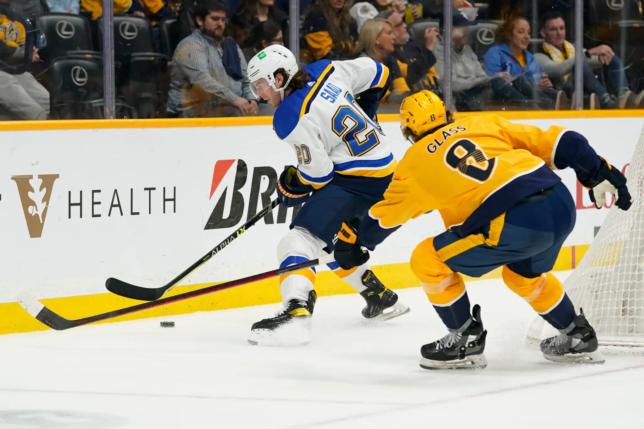 Hráč St. Louis Blues  Brandon Saad (20) a Cody Glass (8) z Nashville Predators.