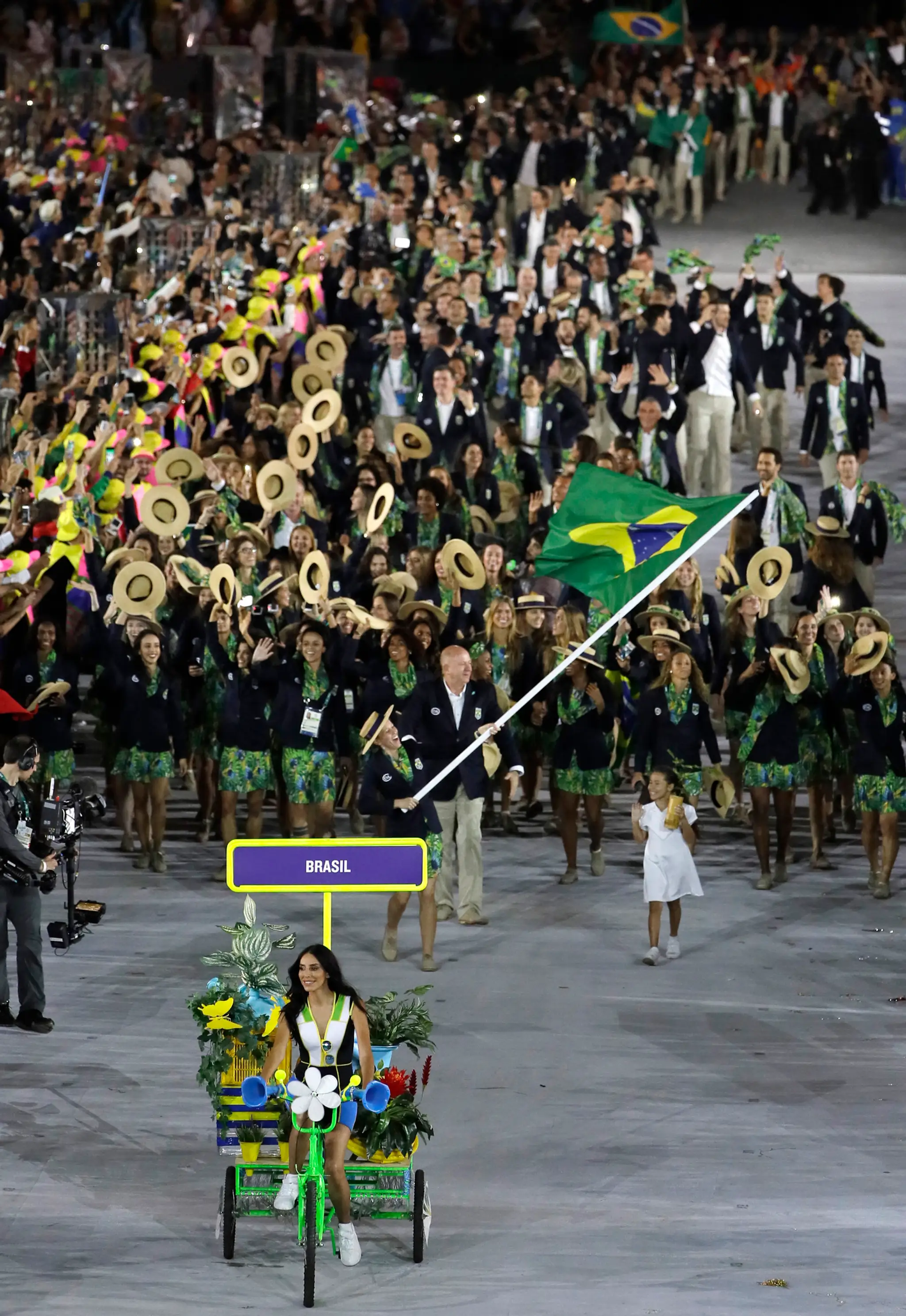 Atlétka v modernom päťboji Yane Marquesová nesie vlajku domácej Brazílie na otváracom ceremoniáli OH v Riu.