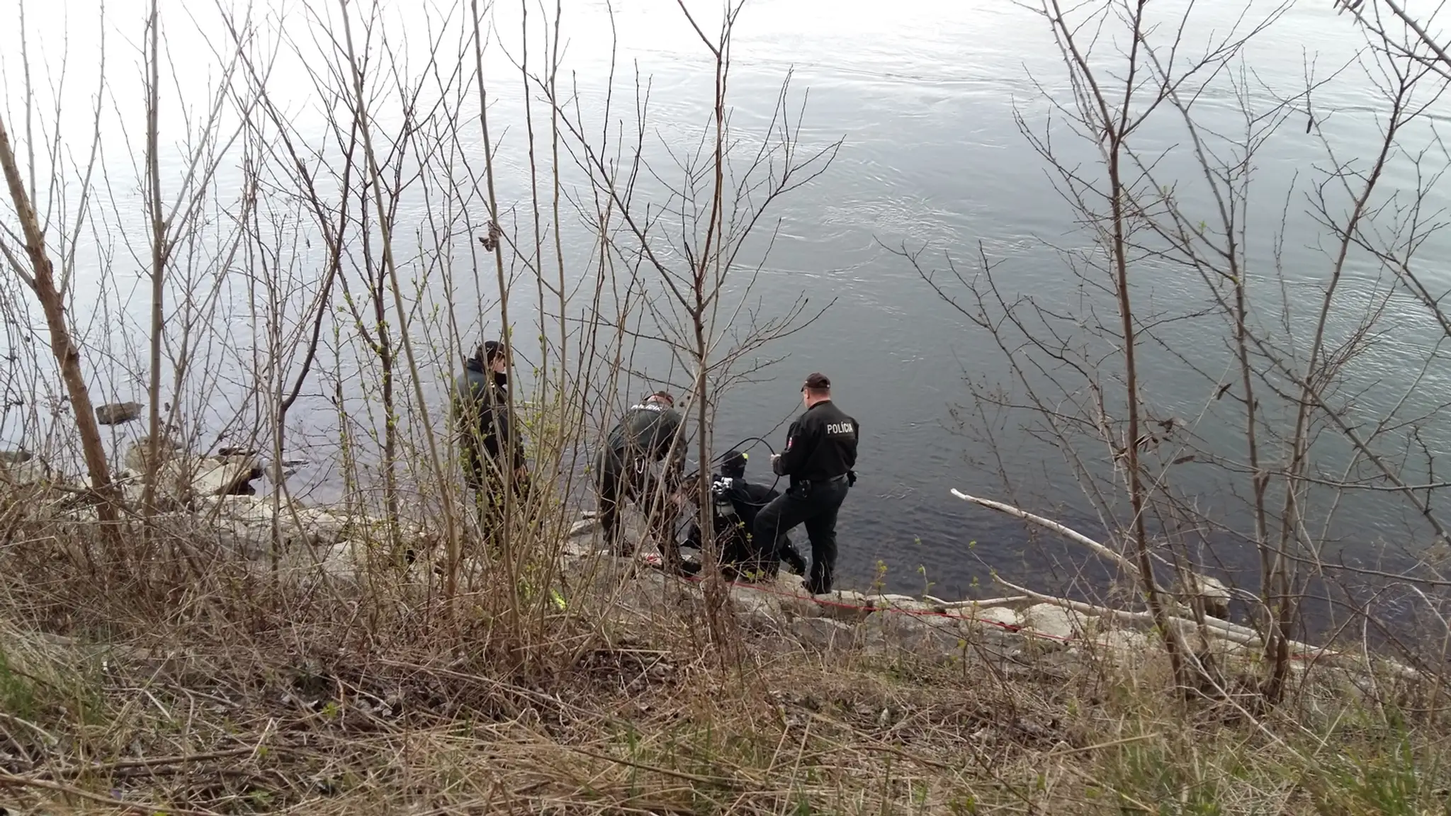 Policajní potápači idú hľadať nezvestného Filka do Dunaja.