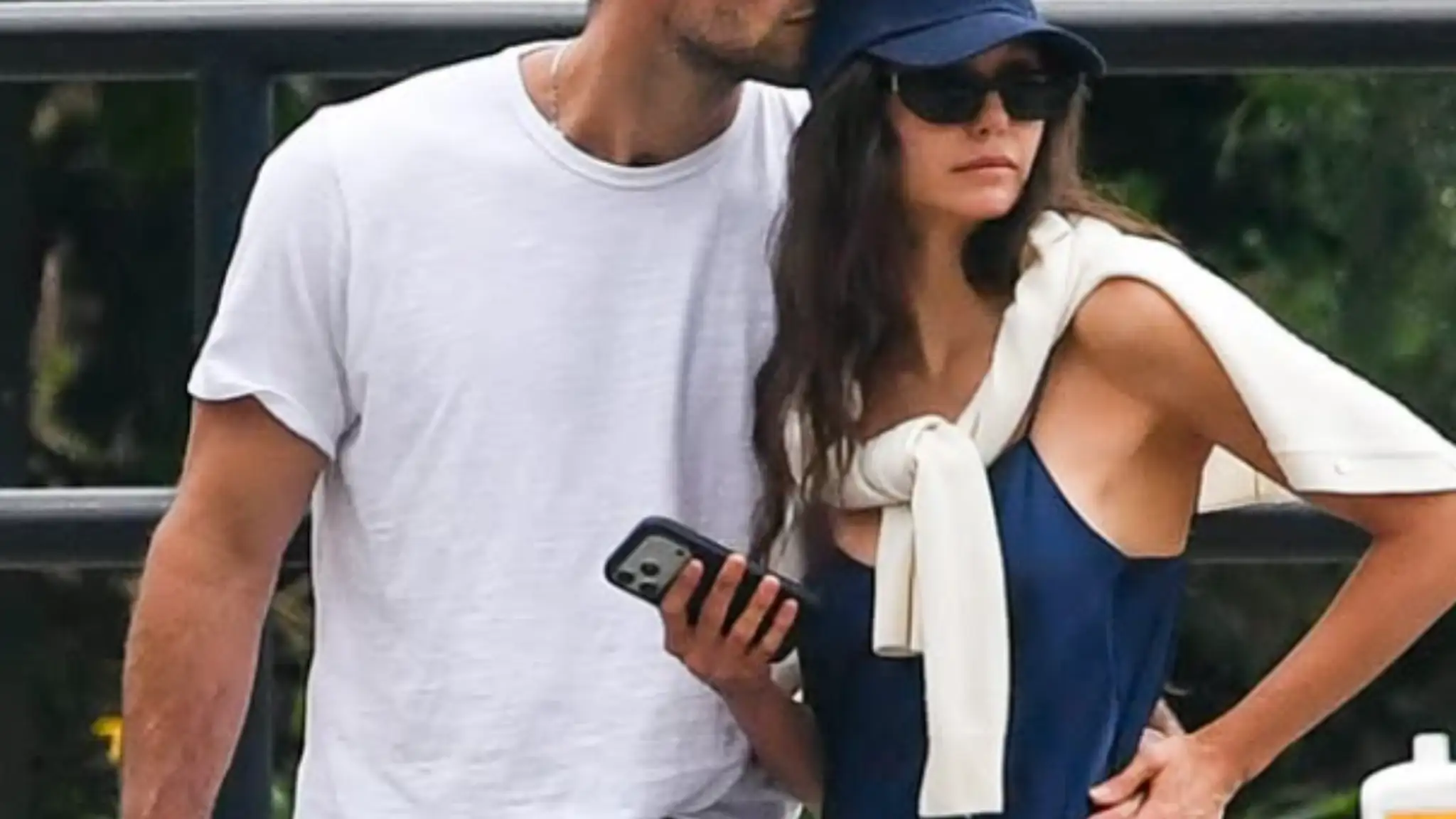 Nina Dobrev v objatí novej známosti. 