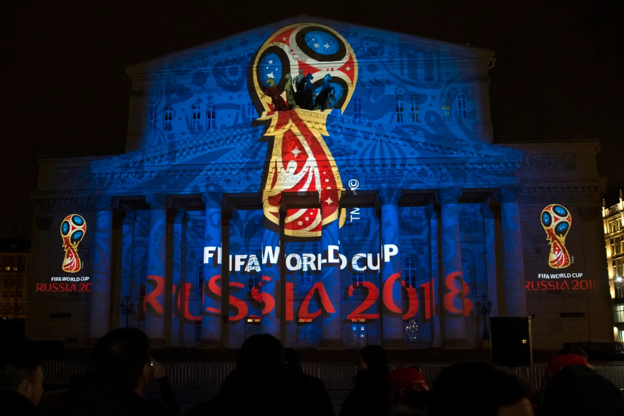 Logo futbalových MS18 v Rusku premietali počas predstavenia aj na moskovskom divadle Boľšoj.