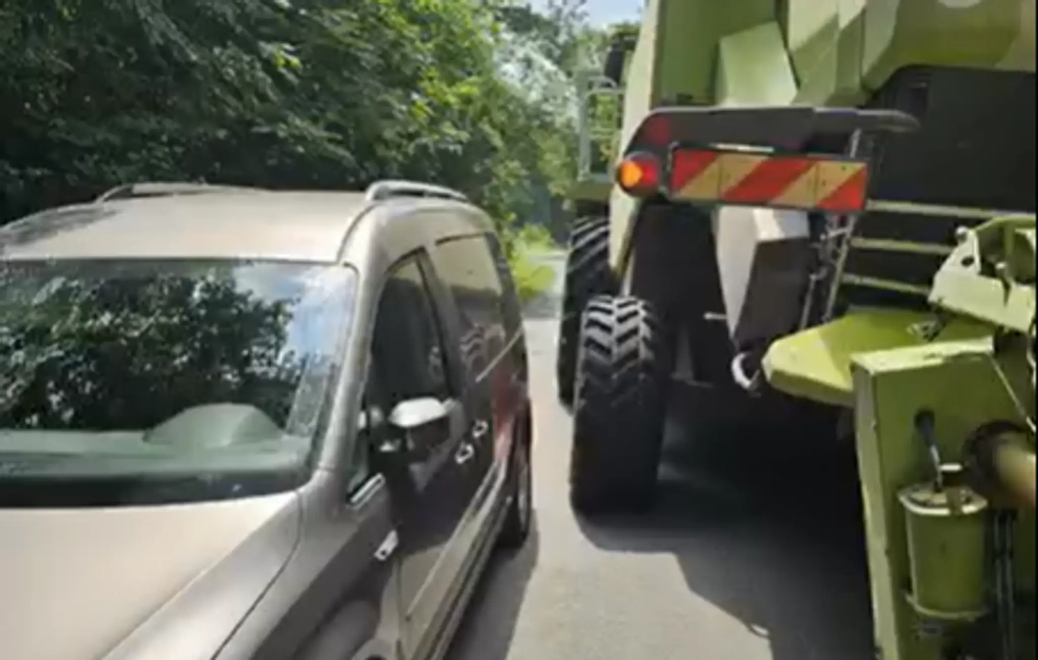 Kombajnisti prosia o trpezlivosť. 