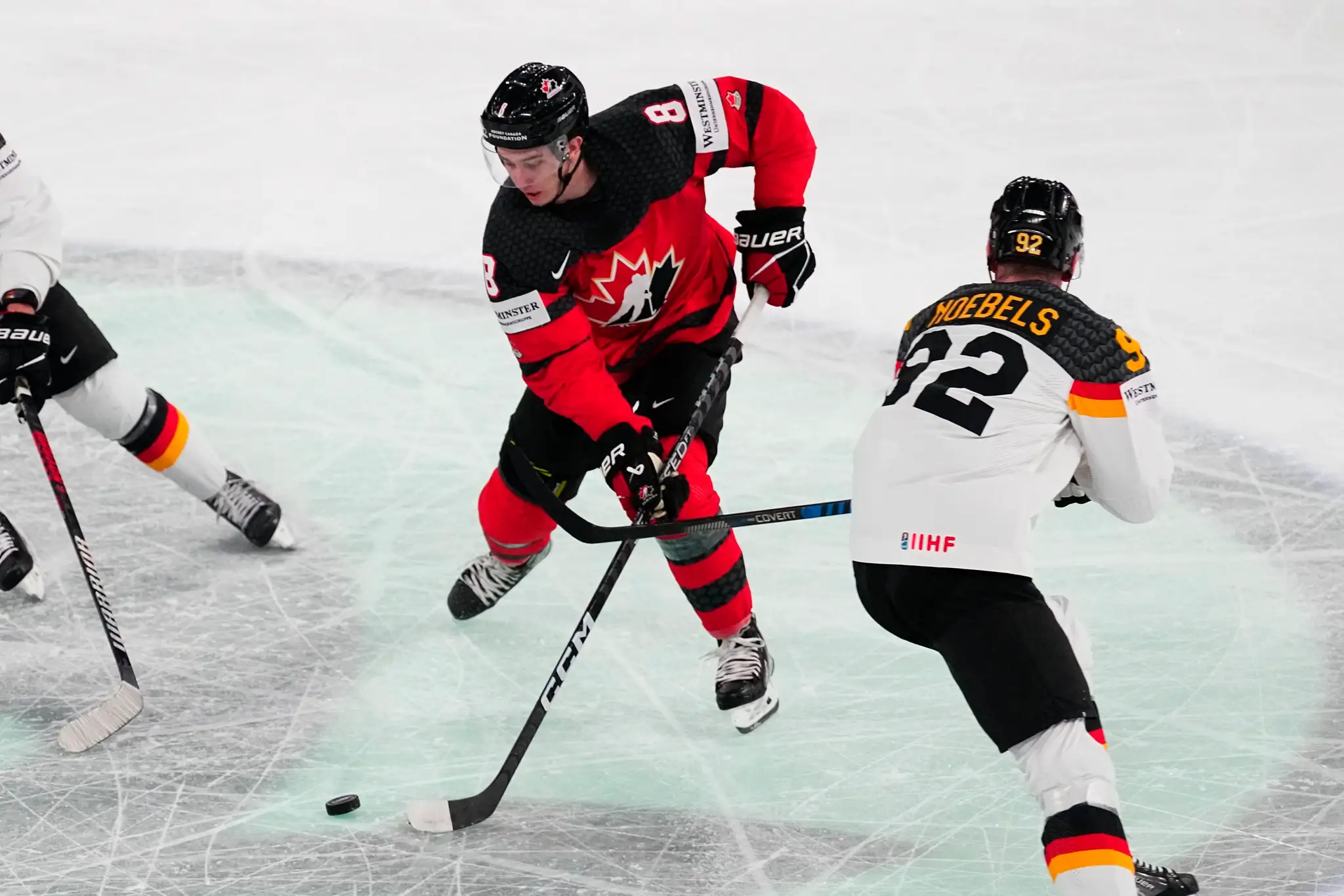 Zľava Kanaďan Cody Glass a Marcel Noebels vo finále MS 2023.