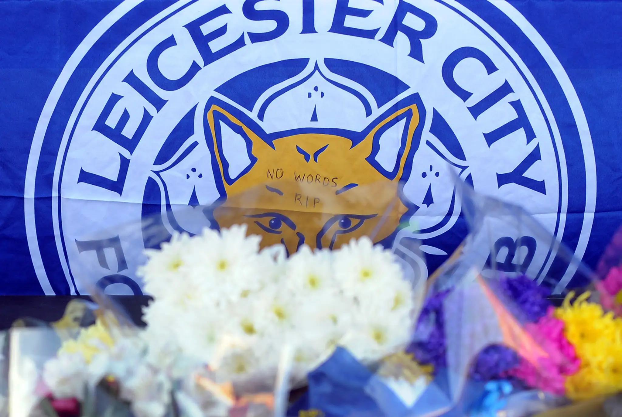 Logo Leicesteru City pred štadiónom po zahynutí majiteľa klubu.