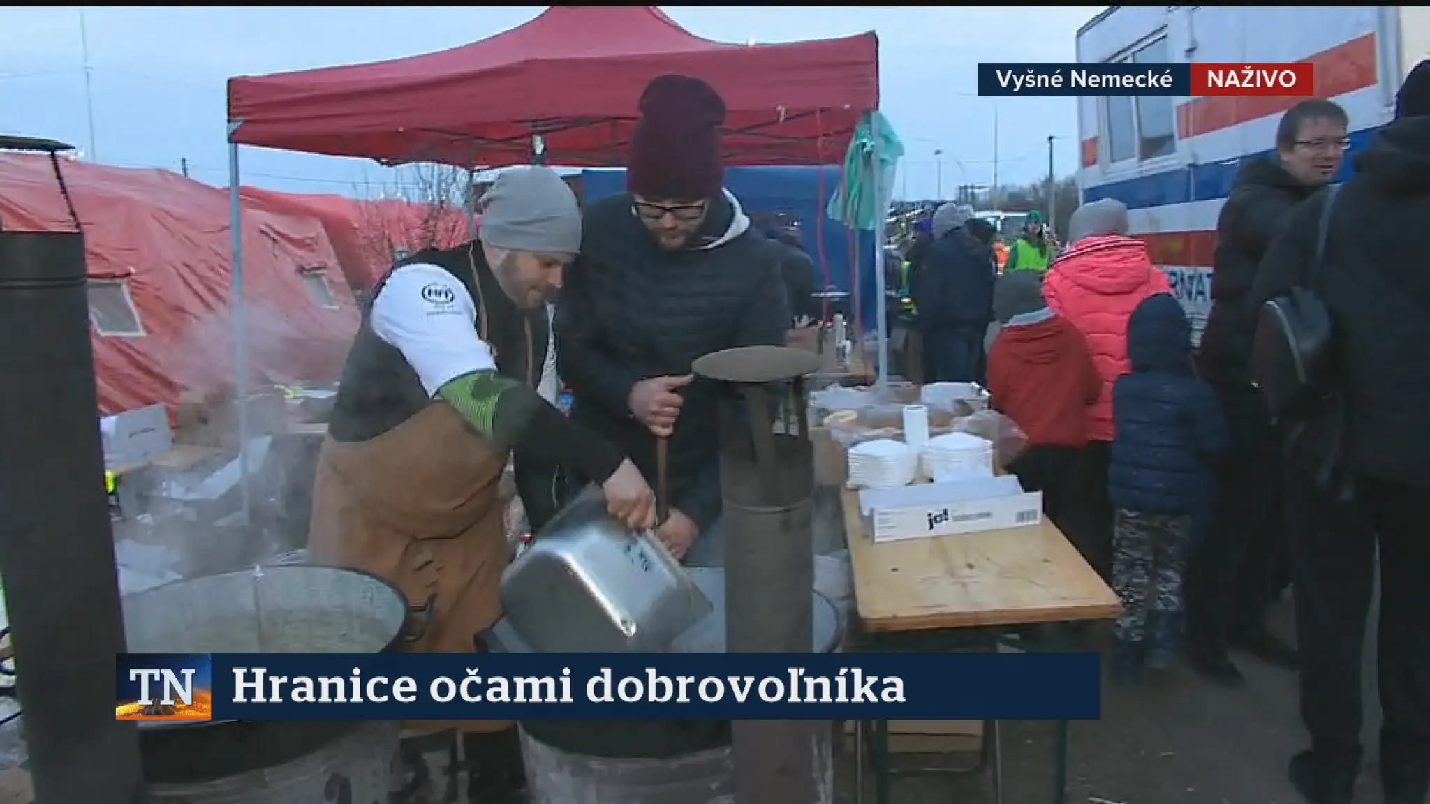 Dobrovoľníci varia pre utečencov.