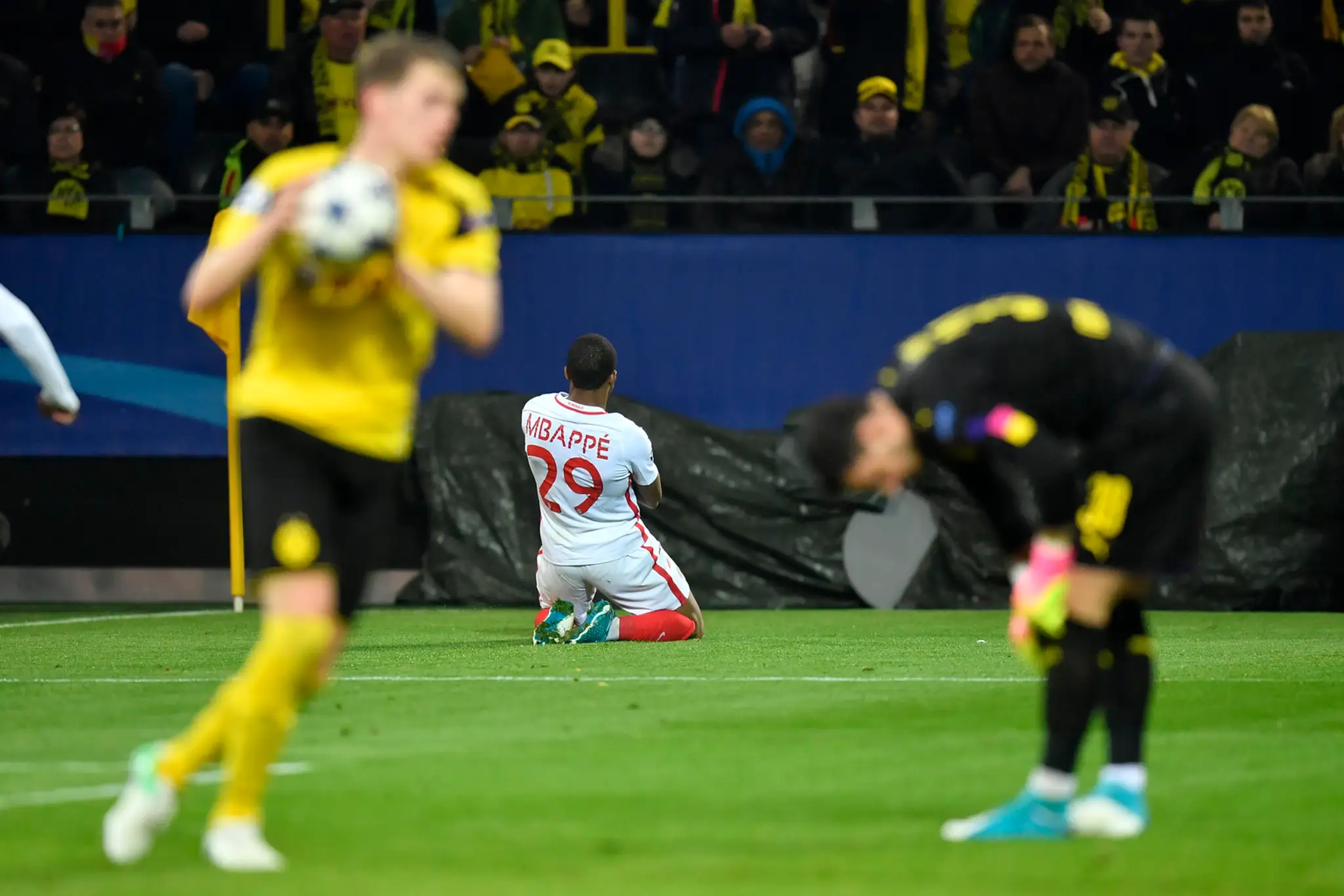 Kylian Mbappé z Monaca oslavuje svoj druhý gól vo štvrťfinále LM proti Dortmundu.