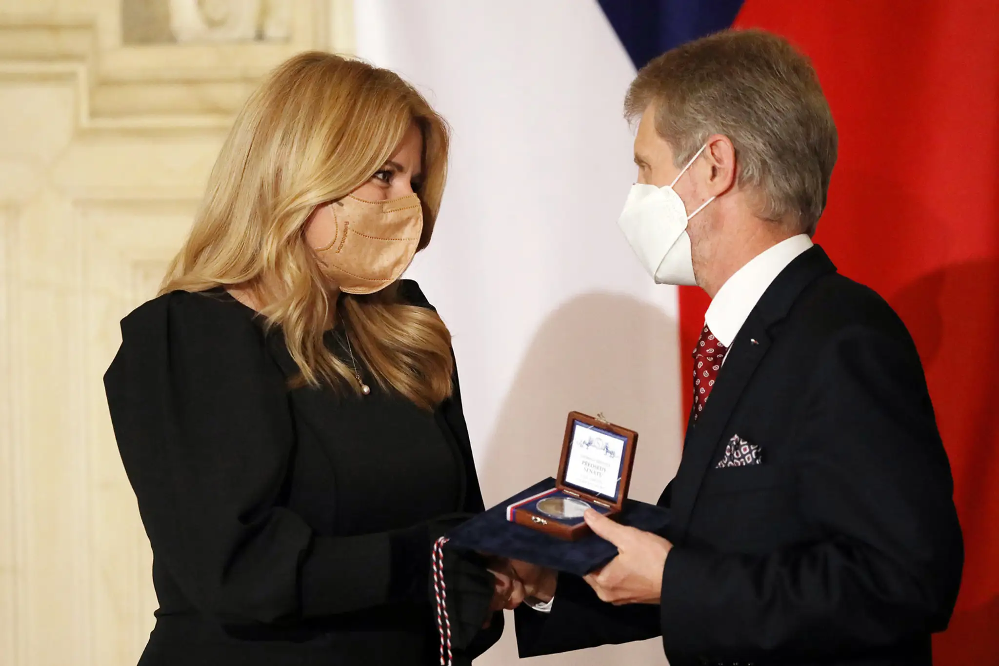 Slovenská prezidentka Zuzana Čaputová si prevzala z rúk predsedu Senátu PČR Miloša Vystrčila Striebornú medailu.
