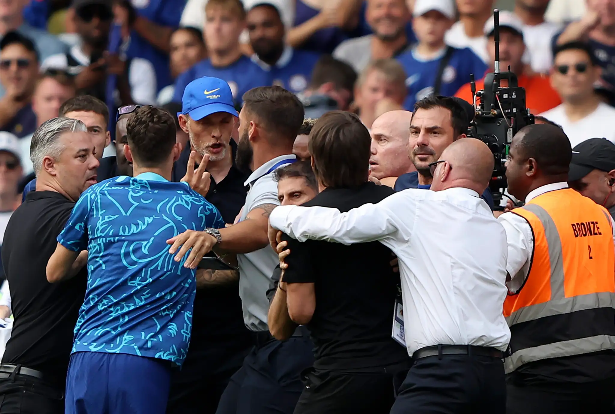 Kouč Chelsea Thomas Tuchel v šarvátke s náprotivkom z Tottenhamu Antoniom Contem.