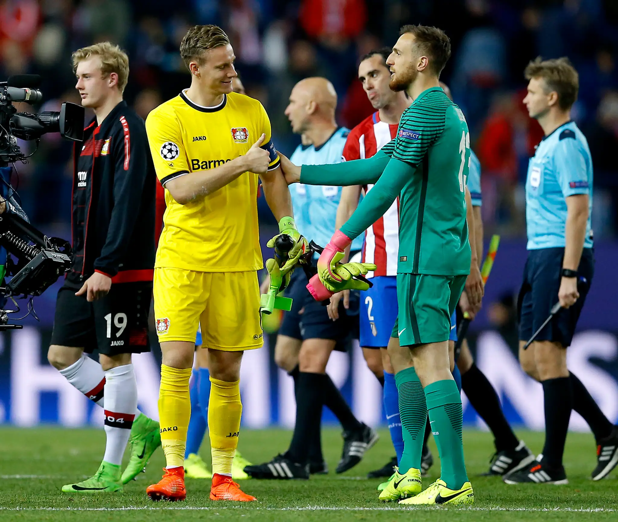 Gólman Atlética Jan Oblak (vpravo) si podáva ruku s náprotivkom z Leverkusenu Berndom Lenom po odvete osemfinále LM.