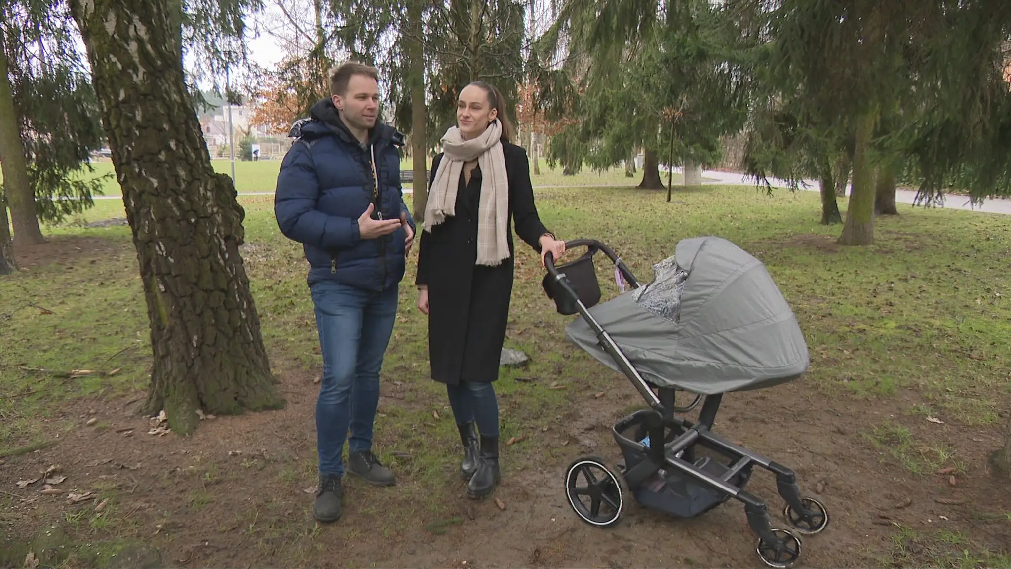 Manželia Bezdedovci s kočárom 