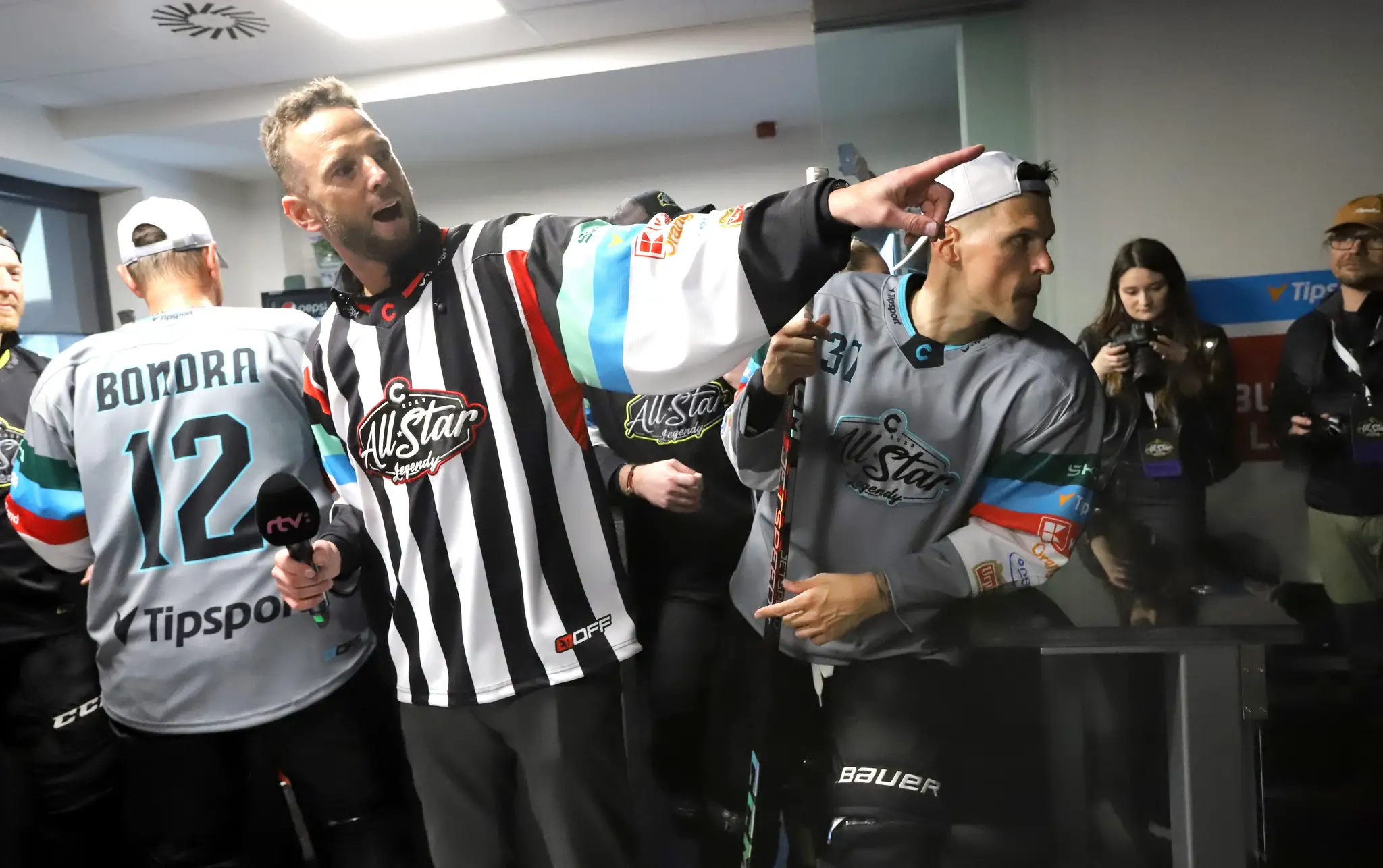 Na snímke rozhodca Richard Lintner počas hokejovej exhibície All Star legiend v Tipsport aréne v Banskej Bystrici.
