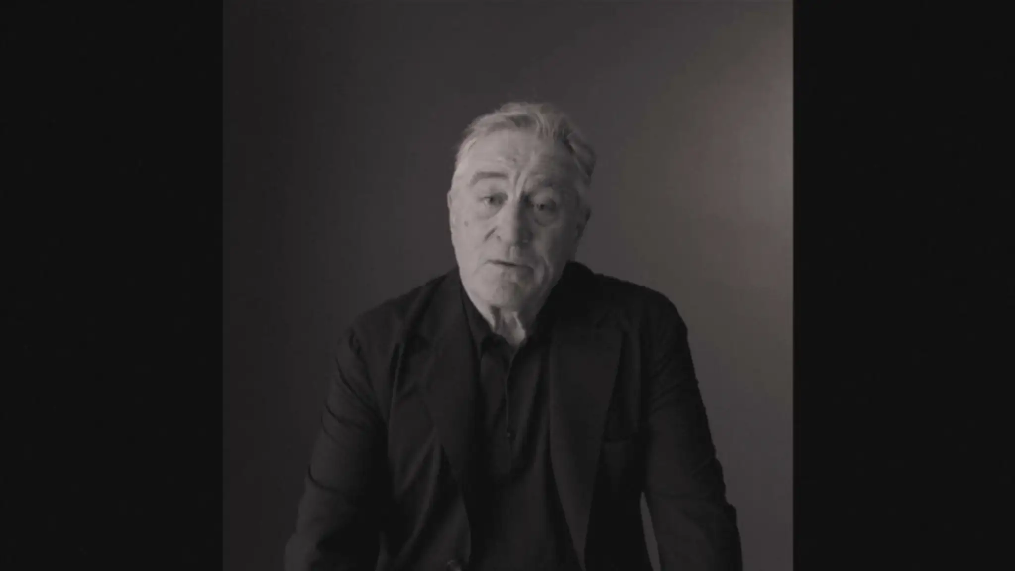 Robert De Niro na videu.