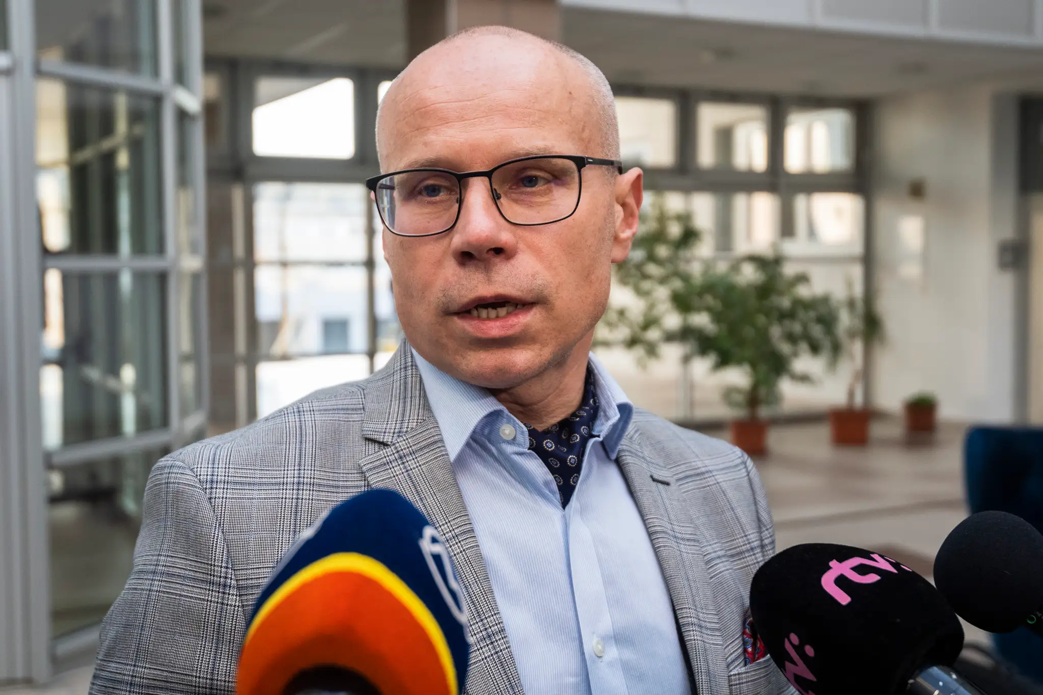 Na snímke prezident Asociácie súkromných lekárov SR Marián Šóth odpovedá na otázky novinárov po rokovaní odvetvovej tripartity v rezorte zdravotníctva v Bratislave.