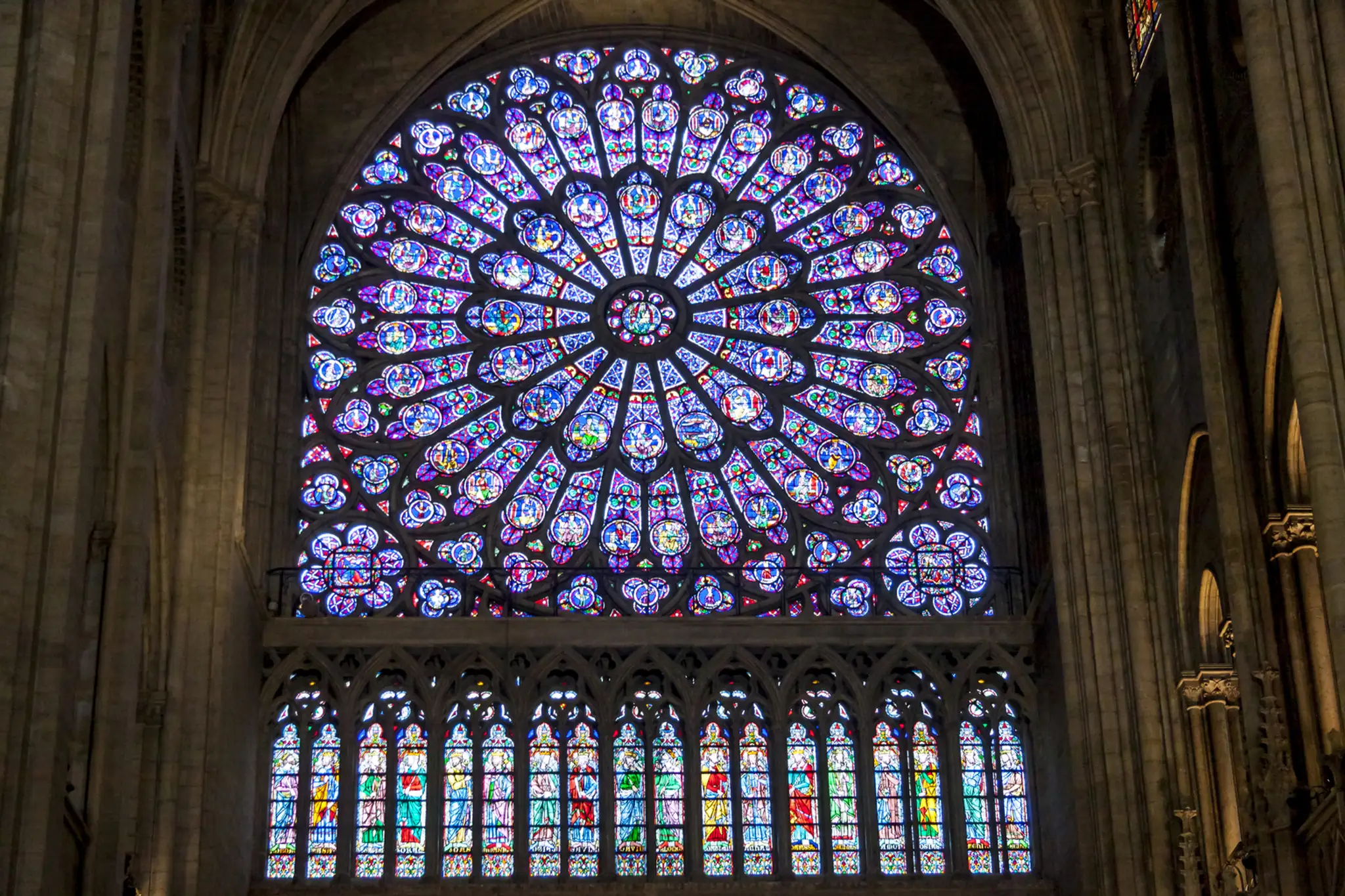 Rozetové okno na severnej fasáde Notre Dame.