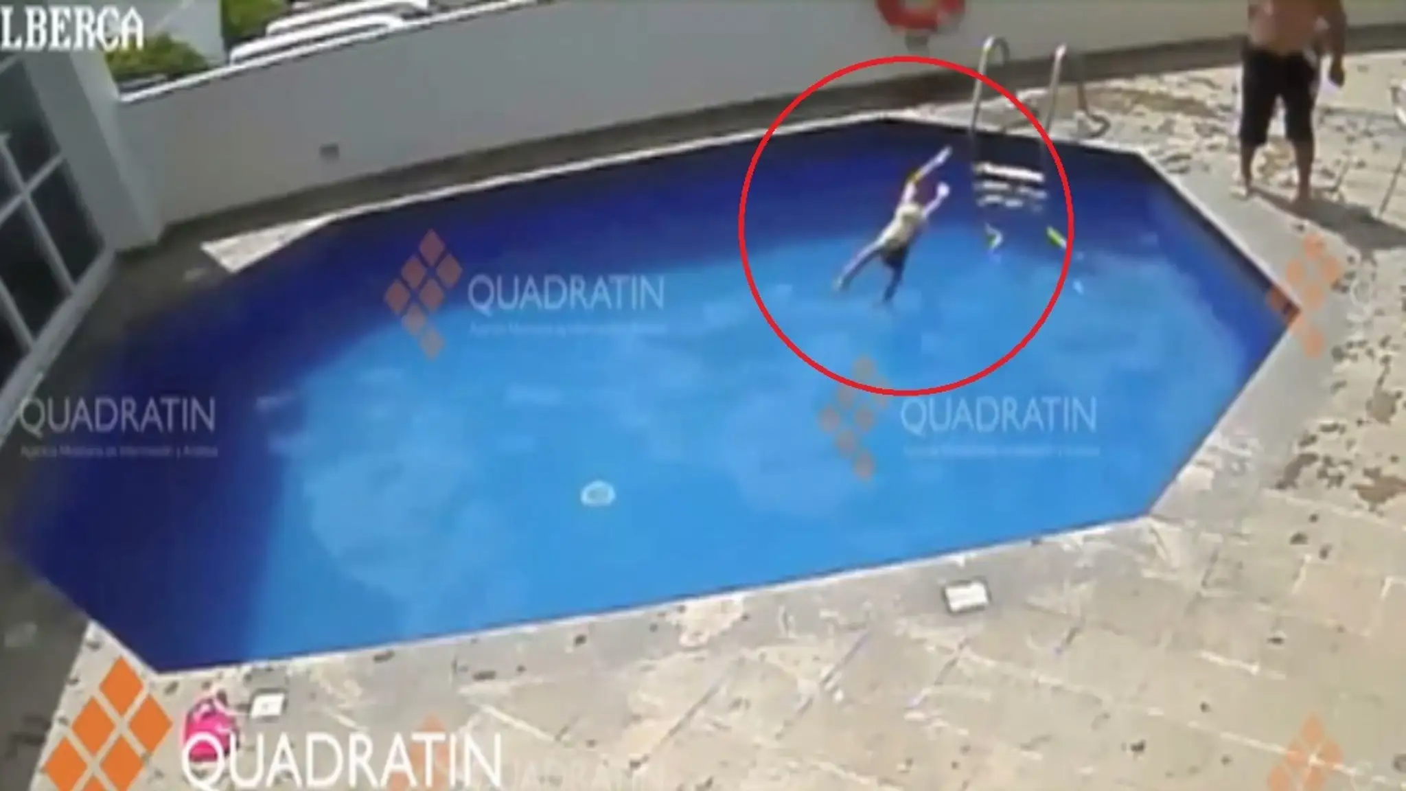 Otec topil dievča v bazéne. O pár hodín zomrelo