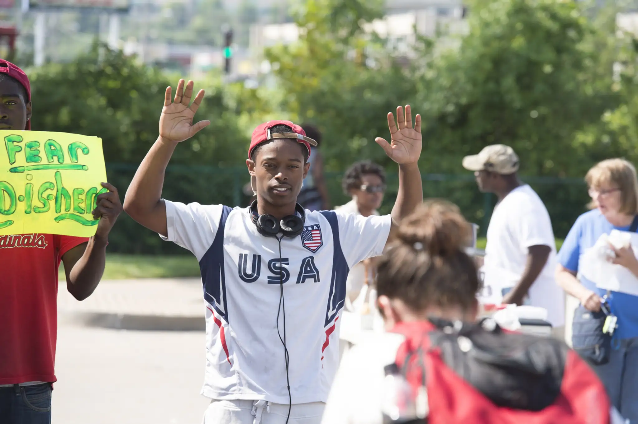 Protesty v americkom meste Ferguson s gestom "ruky hore".