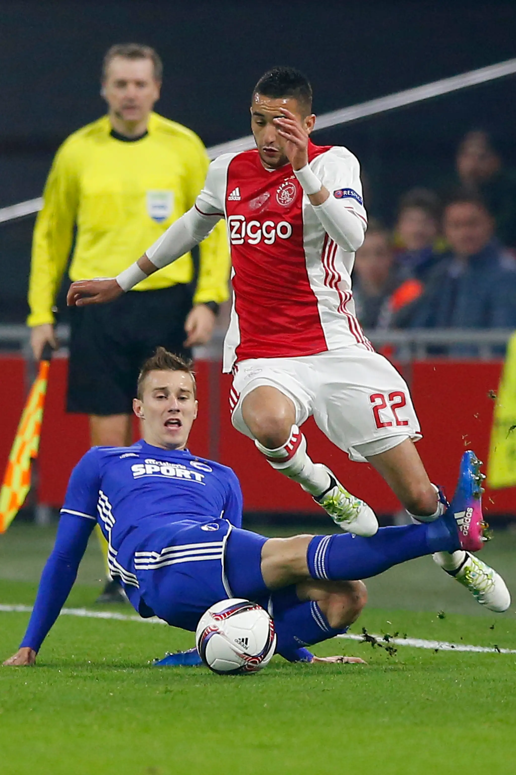 Hakim Ziyech (vpravo) čelí sklzu Jána Greguša z Kodane v odvete osemfinále EL.