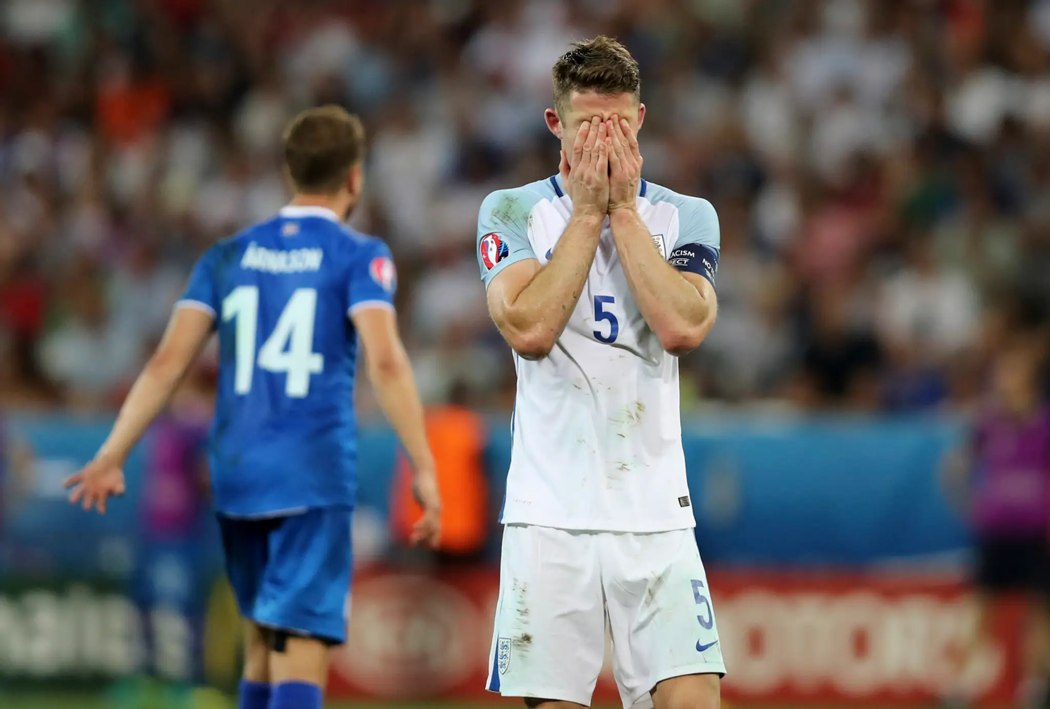Obranca Anglicka Gary Cahill si zakrýva tvár po osemfinálovom vypadnutí na ME s Islandom.