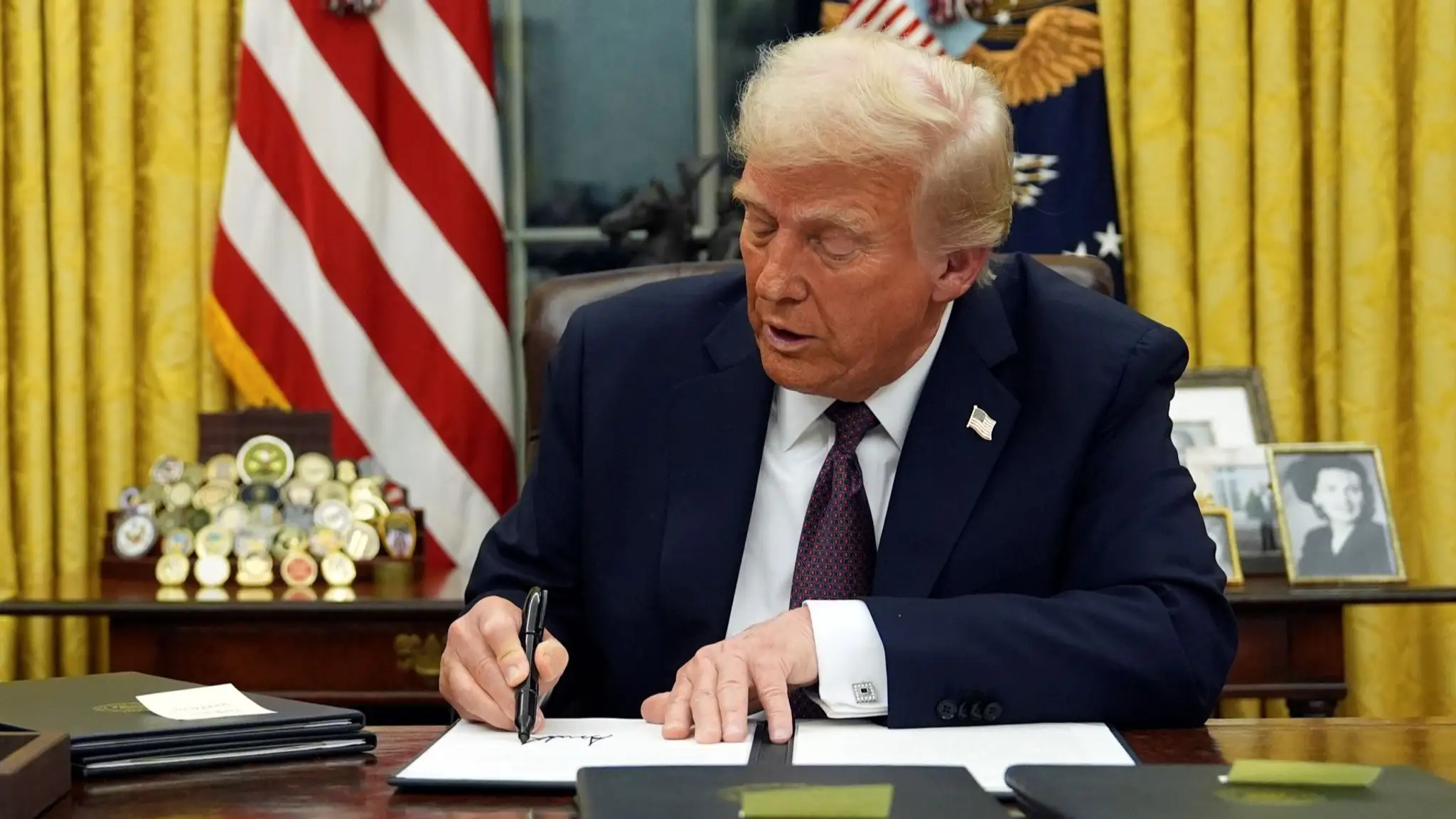 Donald Trump v oválnej pracovni