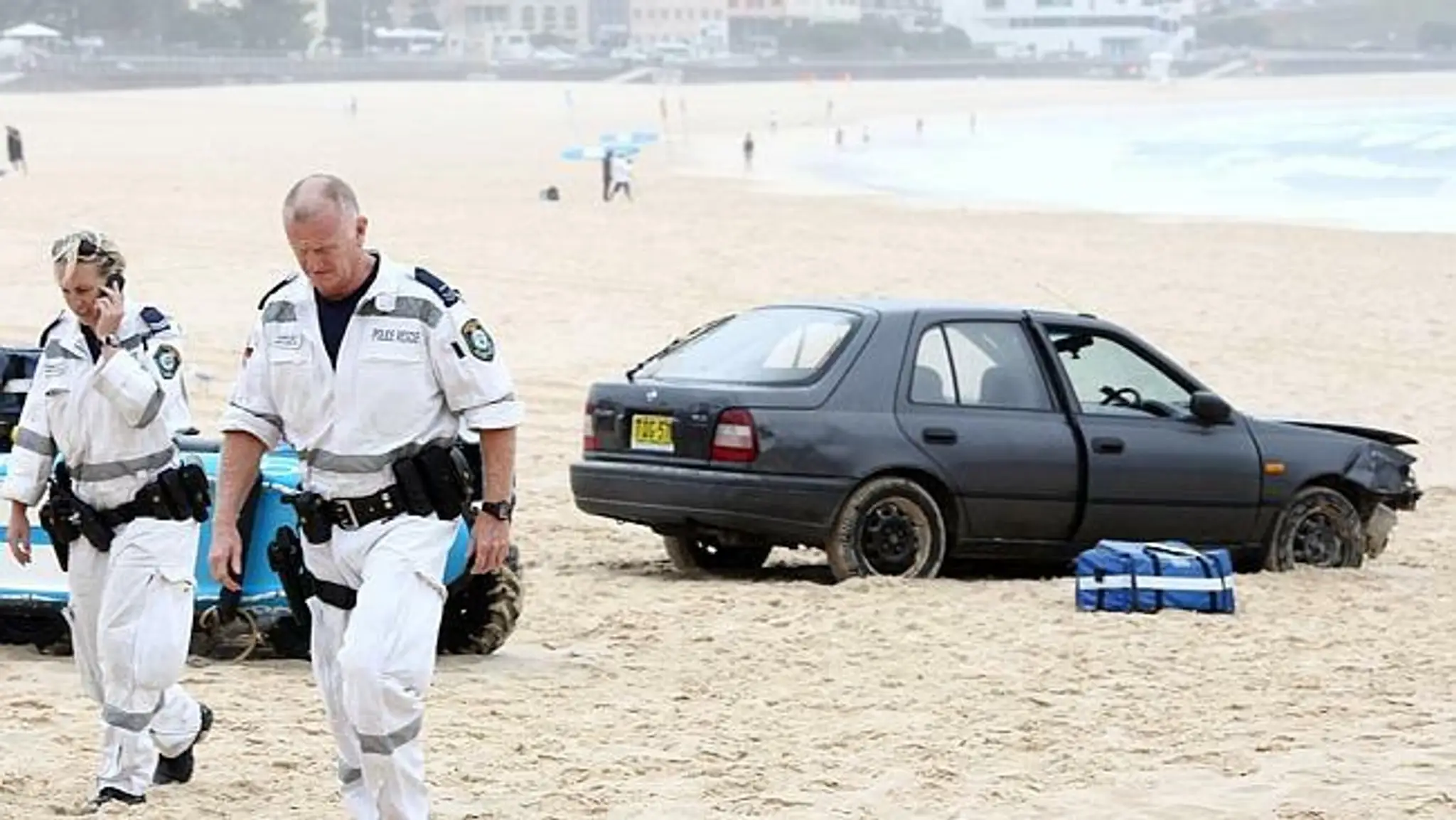 Nekontrolovateľné auto sa rútilo po pláži v Sydney