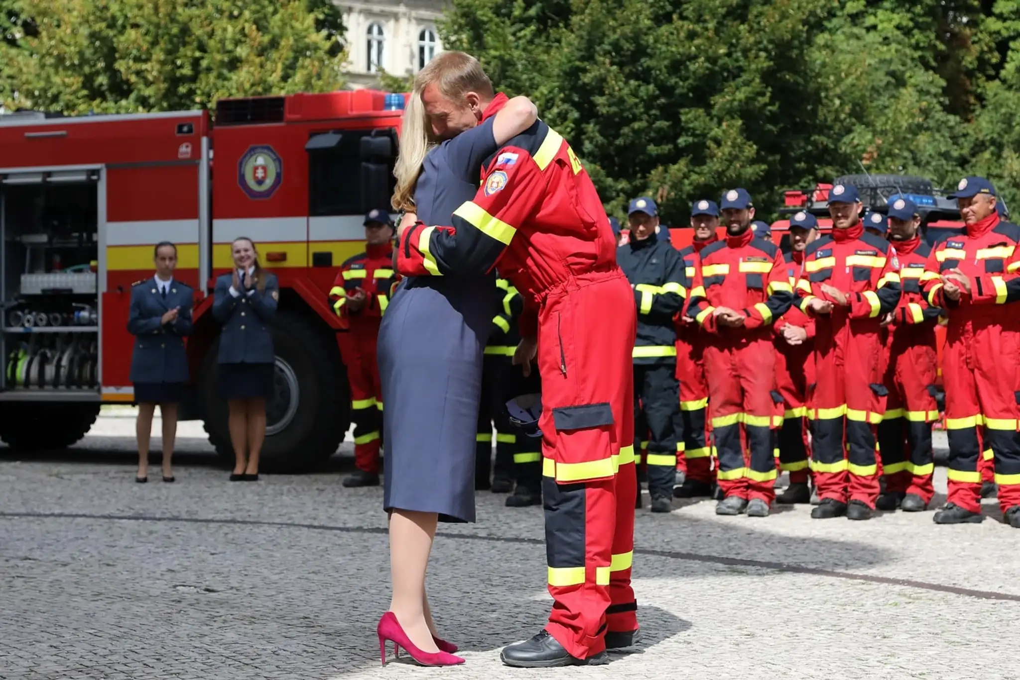 Prezidentka ocenila prácu slovenských hasičov v Grécku. Veliteľa aj objala