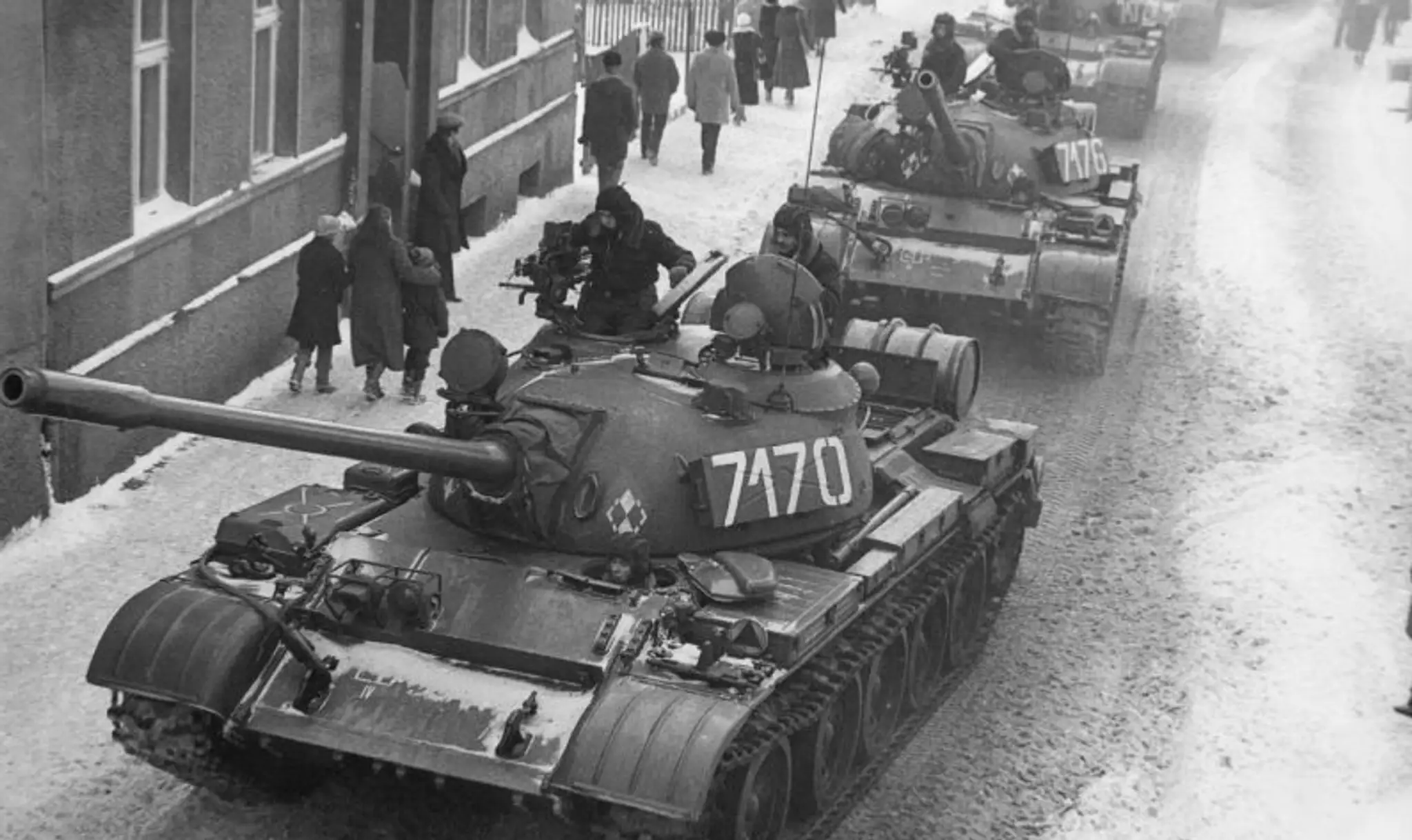 13. decembra 1981 vyhlásil Jaruzelski stanné právo a do poľských ulíc vyšli hliadkovacie tanky