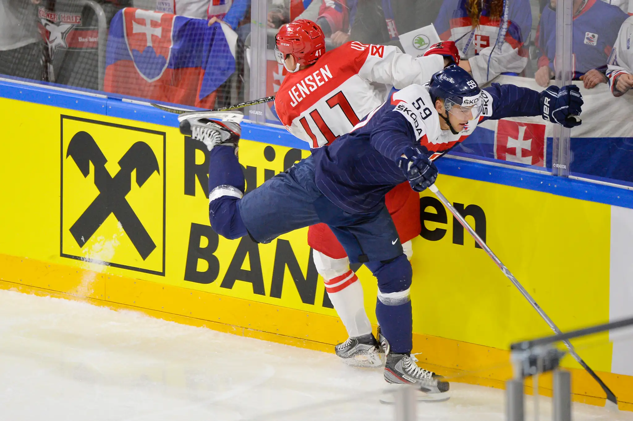 Francúz Yohann Auvitu (v strede) oslavuje so spoluhráčmi gól v dueli MS 2017 proti Švajčiarsku.