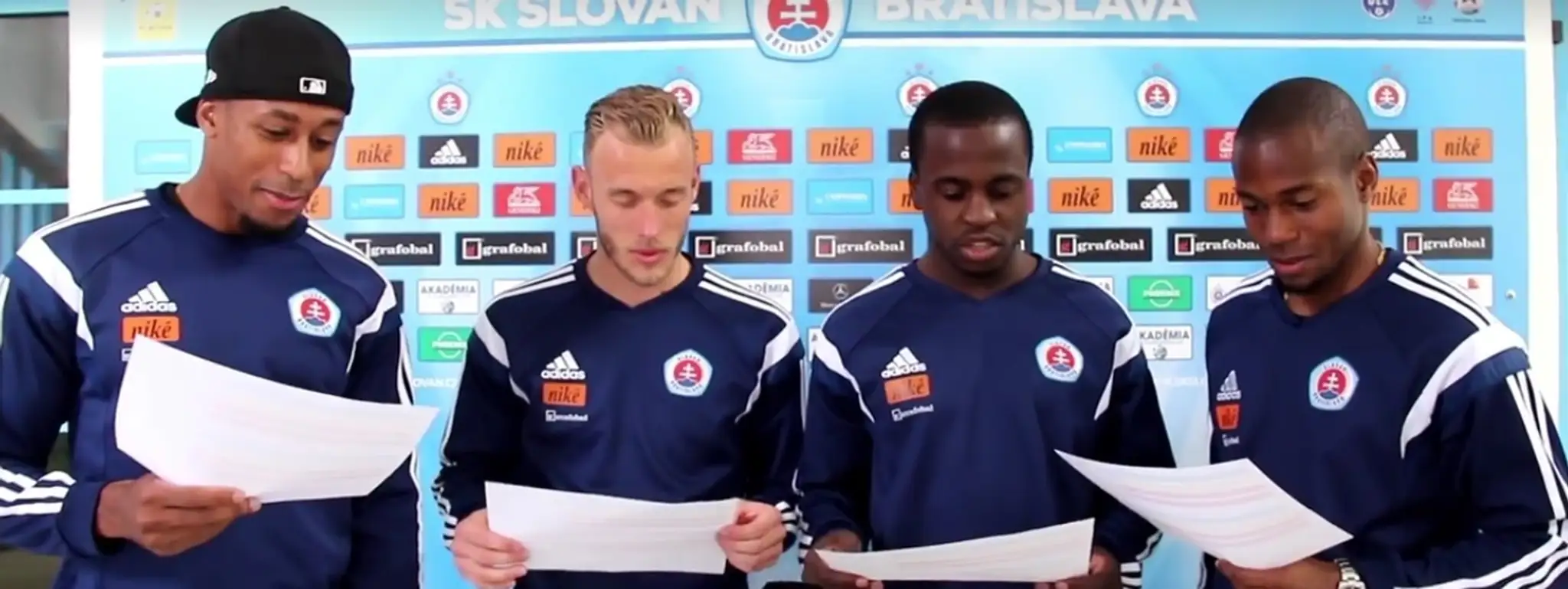Hráči Slovana pri spievaní slovenskej hymny.