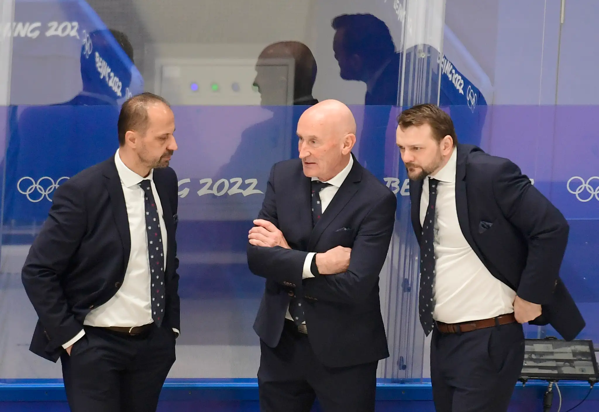 Zľava asistent trénera Ján Pardavý, tréner slovenskej reprezentácie Craig Ramsay a asistent trénera Andrej Podkonický po semifinále ZOH 2022.