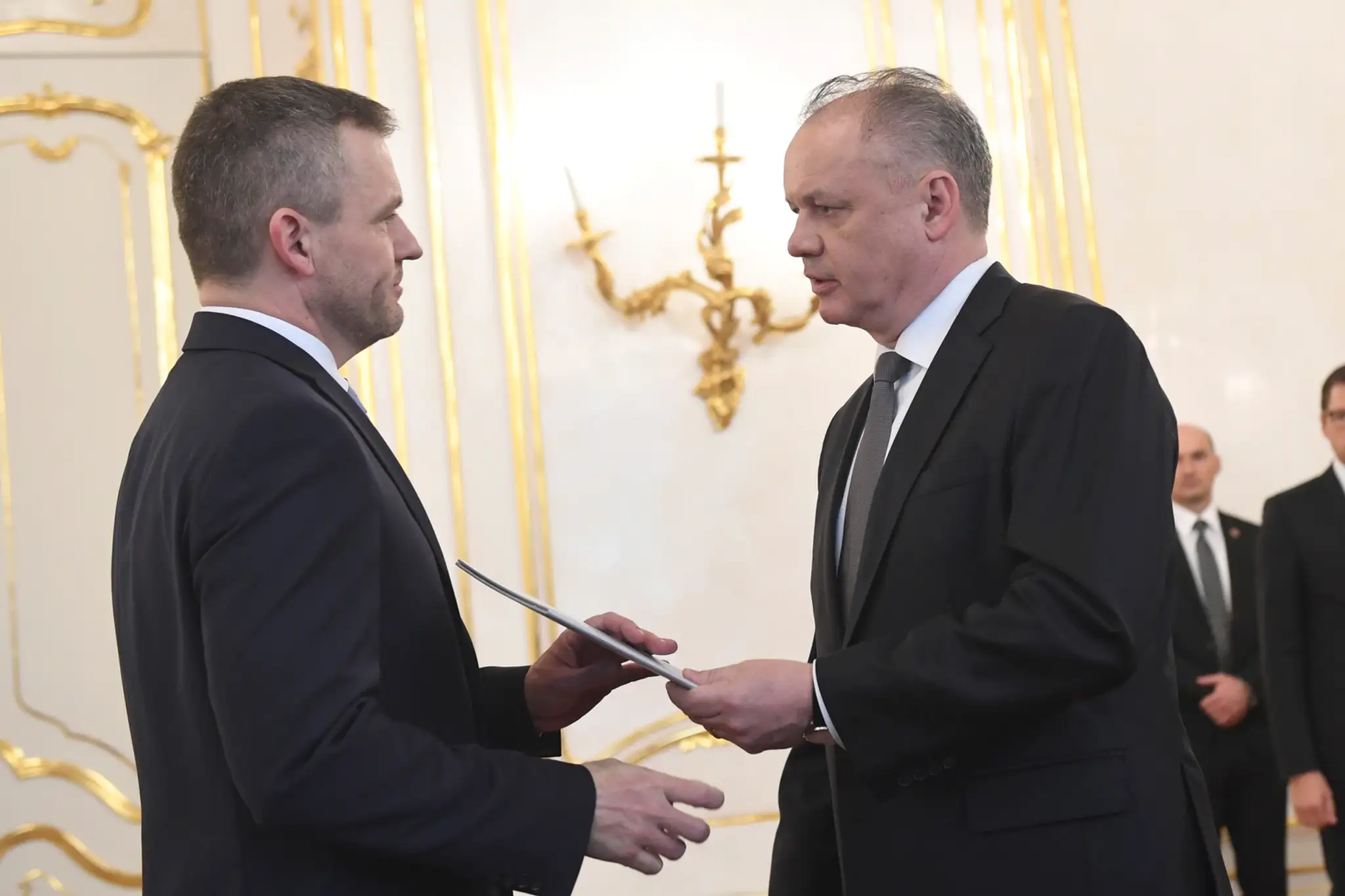 Prezident SR Andrej Kiska (vpravo) poveril zostavením novej vlády vicepremiéra Petra Pellegriniho 