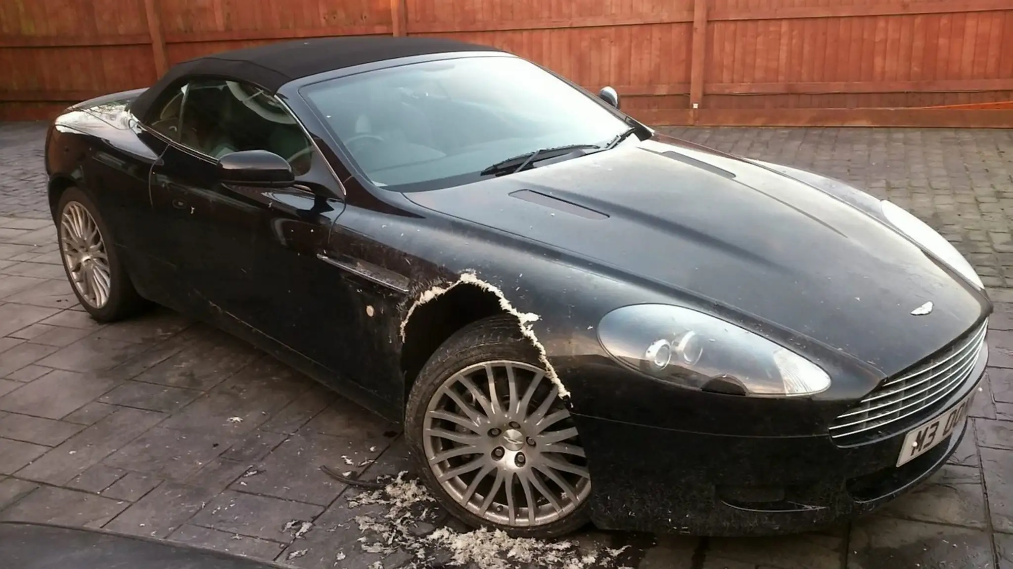 Škoda na Aston Martine bola 3 500 eur. 