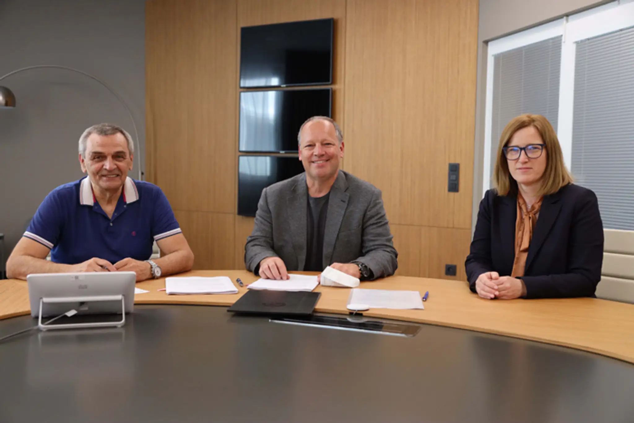 Prezident APKT Robert Ťavoda, generálny riaditeľ TV Markíza Matthias Settele a Marianna Trnavská.