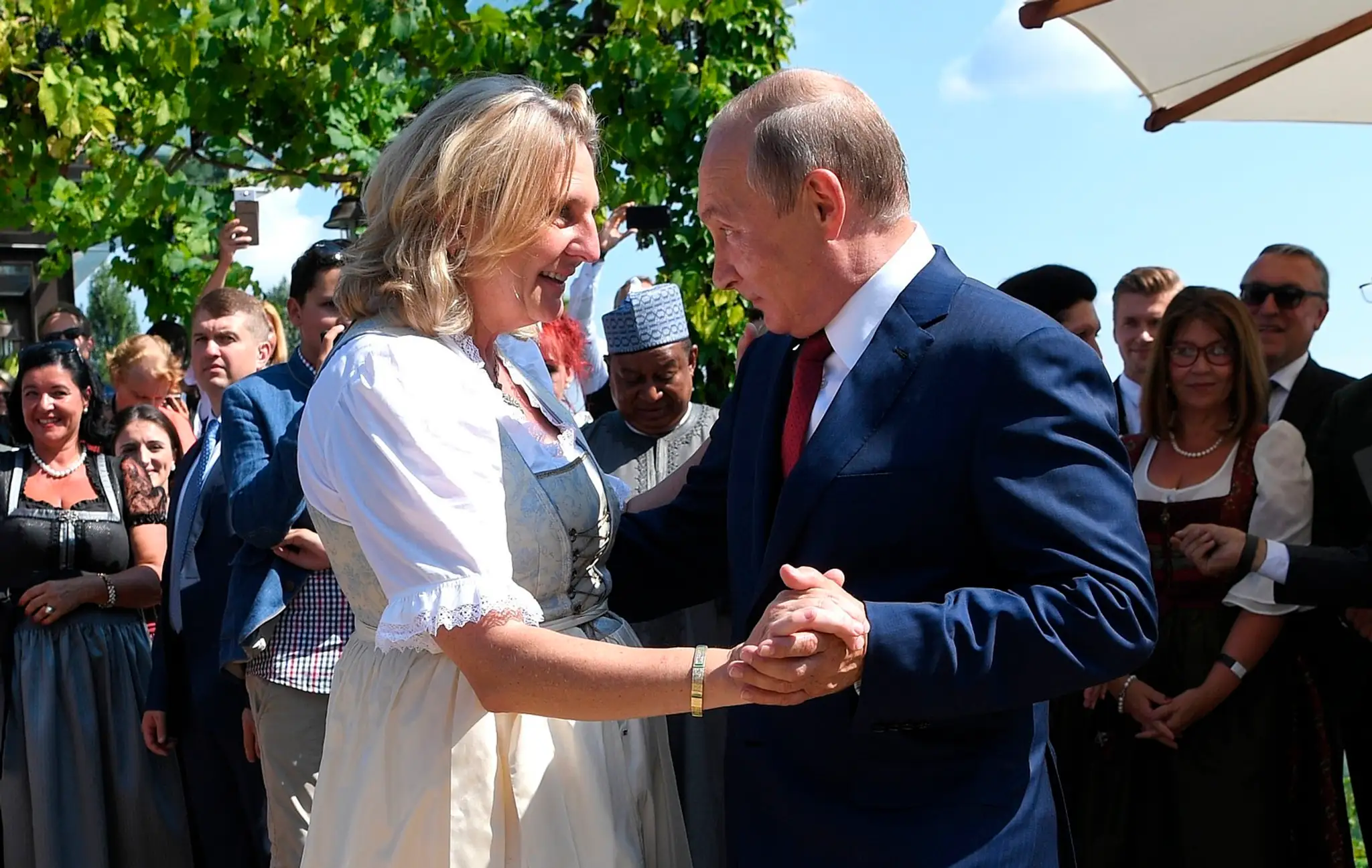 Vladimir Putin ako hosť na svadbe rakúskej ministerky zahraničných vecí Karin Kneisslovej..jpg