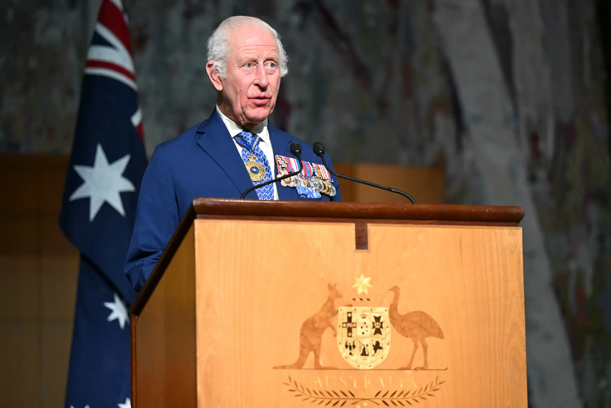 Na snímke britský kráľ Karol III. hovorí v pléne austrálskeho parlamentu v Canberre 21. októbra 2024.
