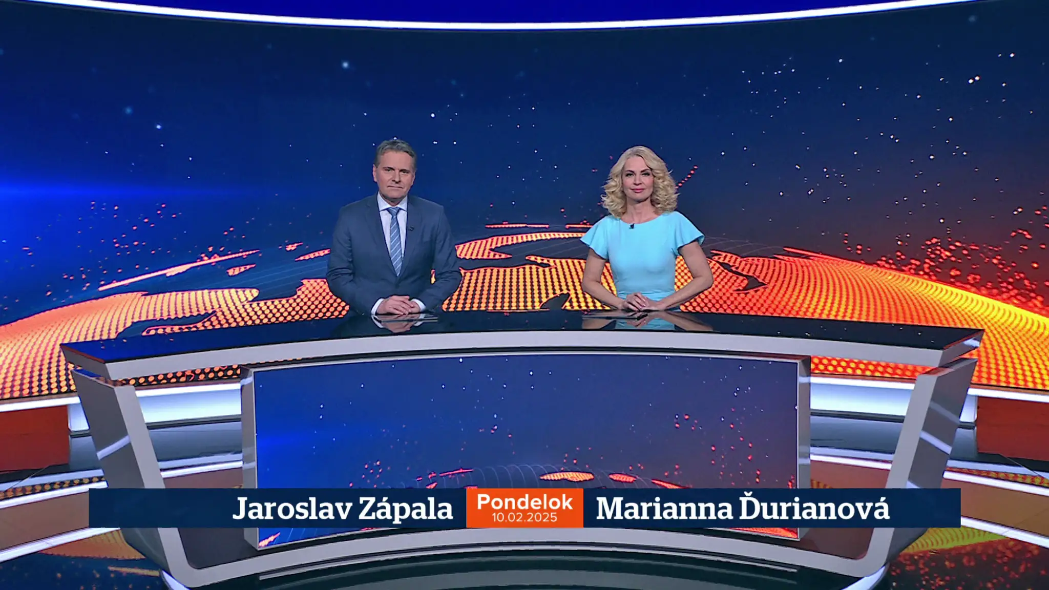 Na snímke J. Zápala a M. Ďurianová moderujú Televízne noviny 