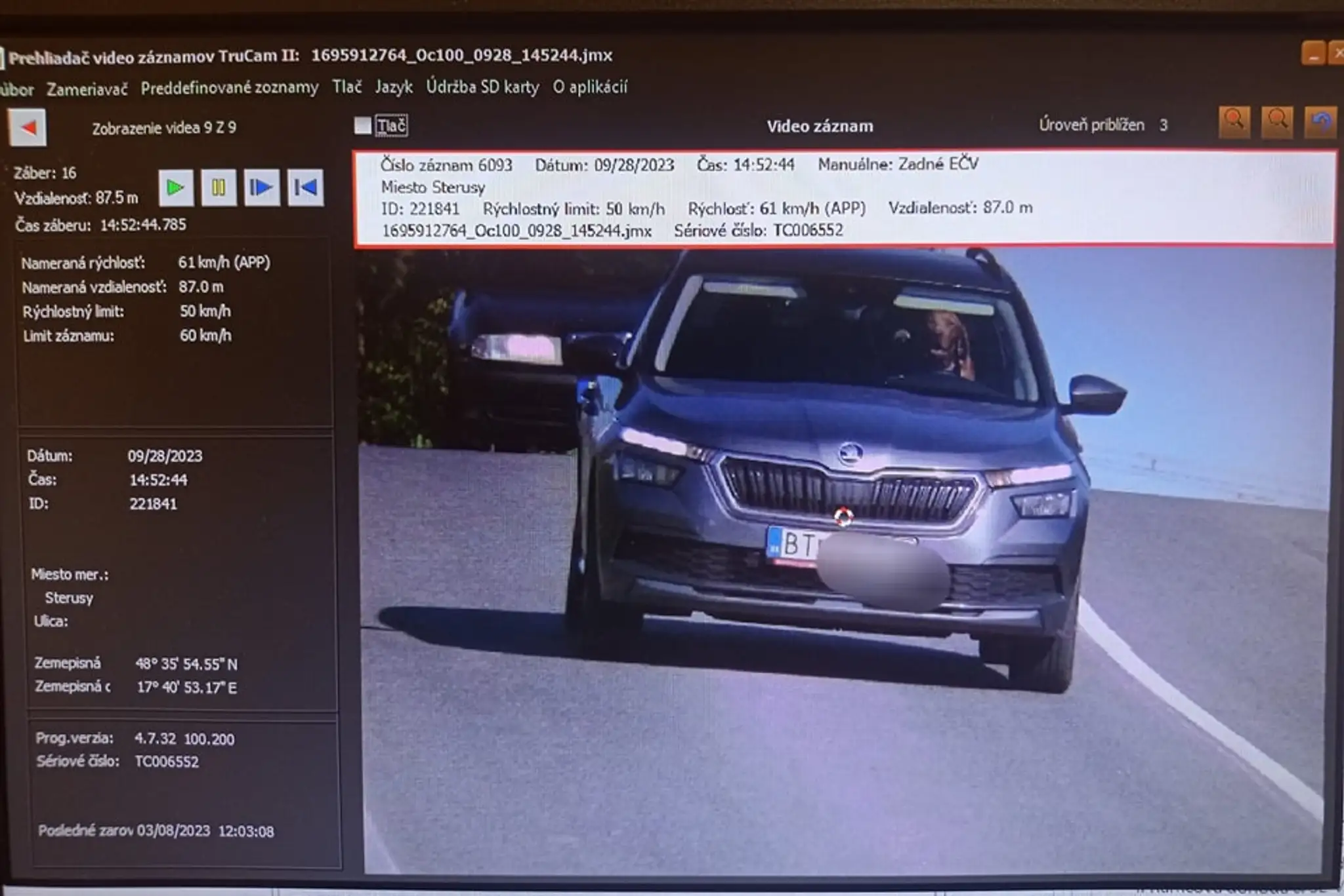 Pes za volantom.