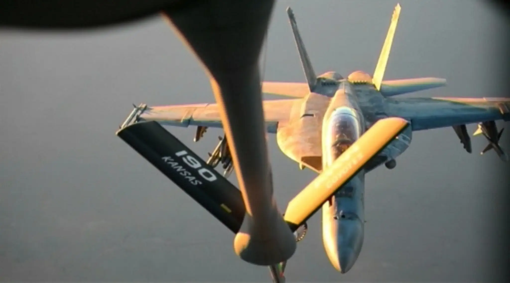 Stíhačka F-18 tankuje počas letu.