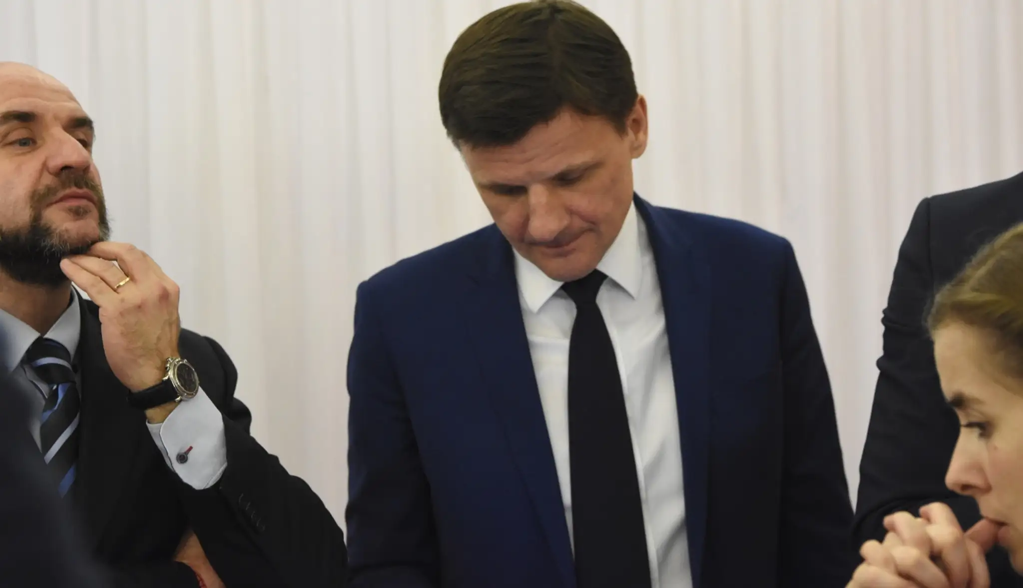 Vláda podľa predbežných výsledkov.