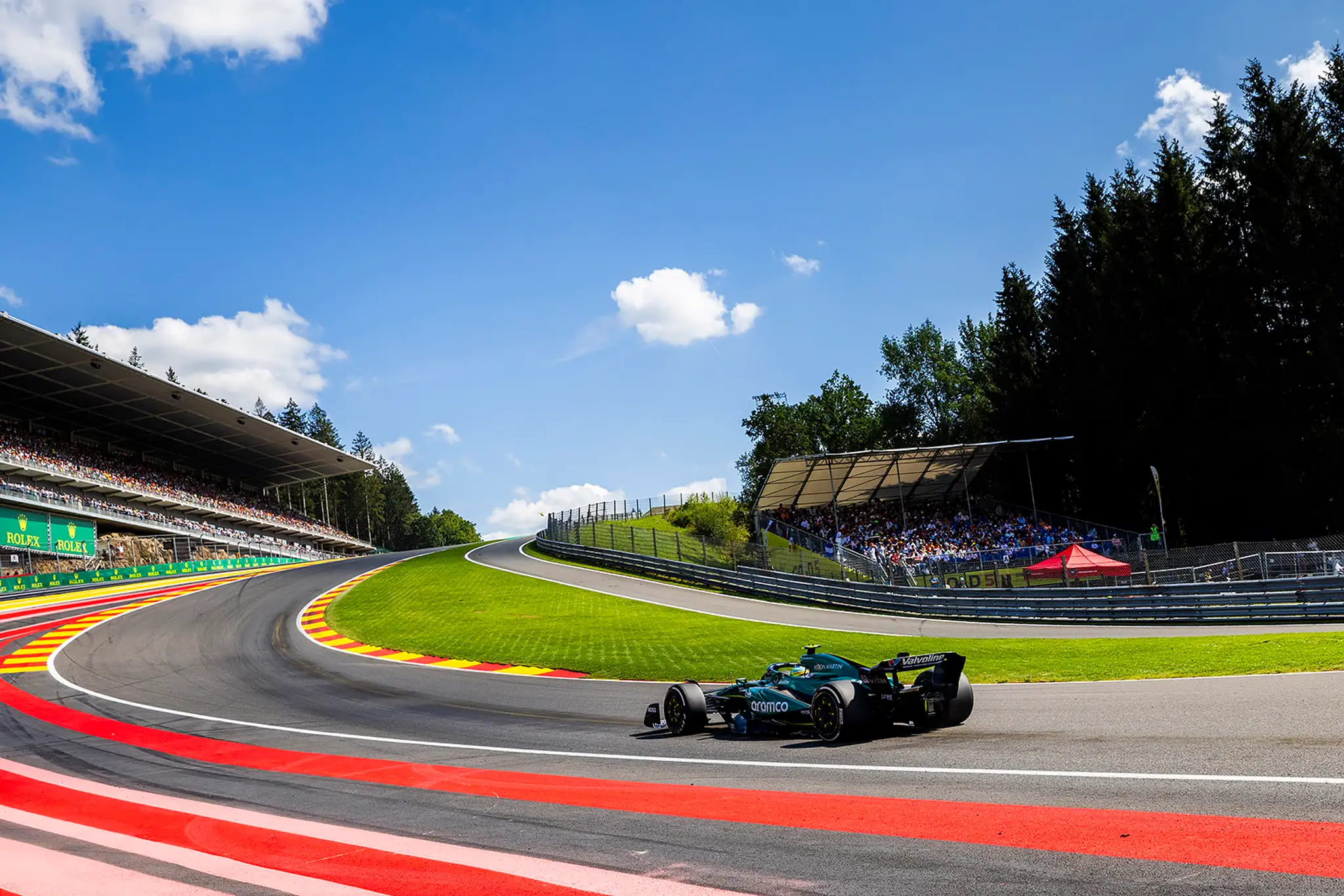 Fernando Alonso z Aston Martinu počas Veľkej ceny Belgicka.