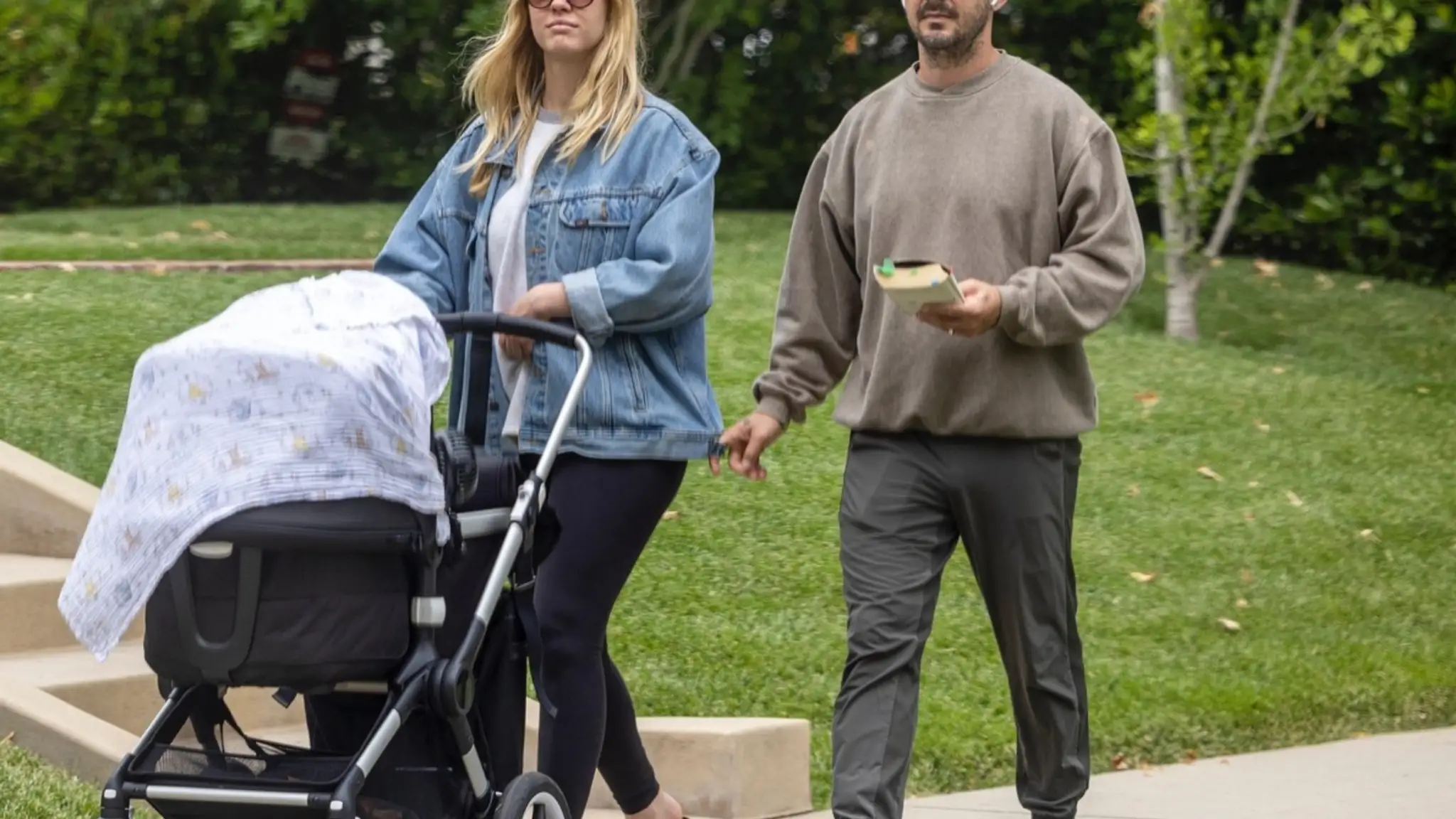 Mia Goth a Shia LeBeouf sa rozvádzajú. 