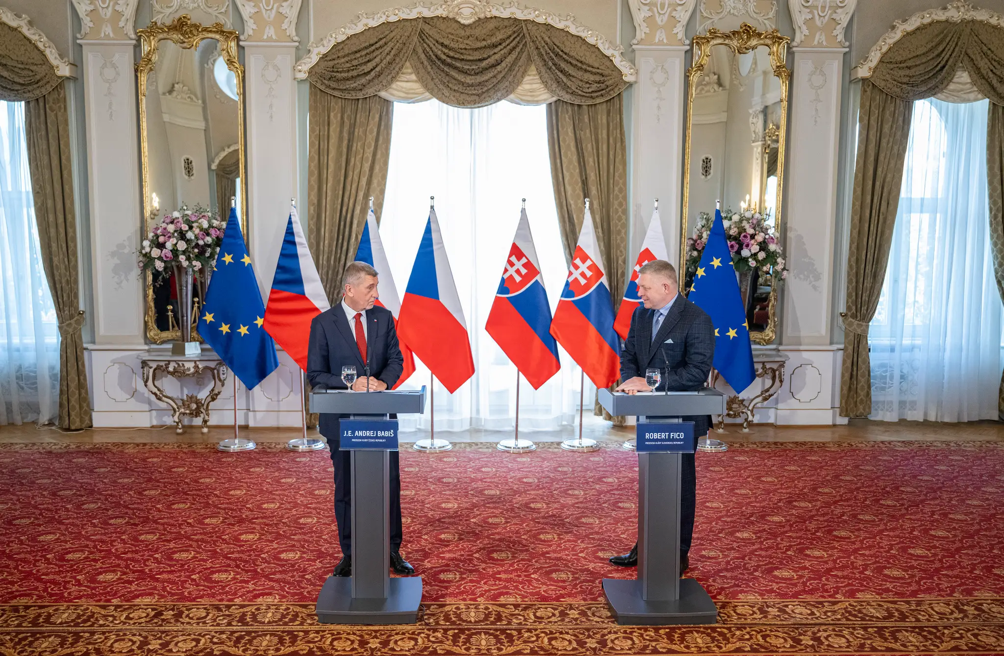 Na snímke slovenský premiér Robert Fico (vpravo) a český premiér Andrej Babiš (vľavo) počas spoločnej tlačovej konferencie v Bratislave. (3)