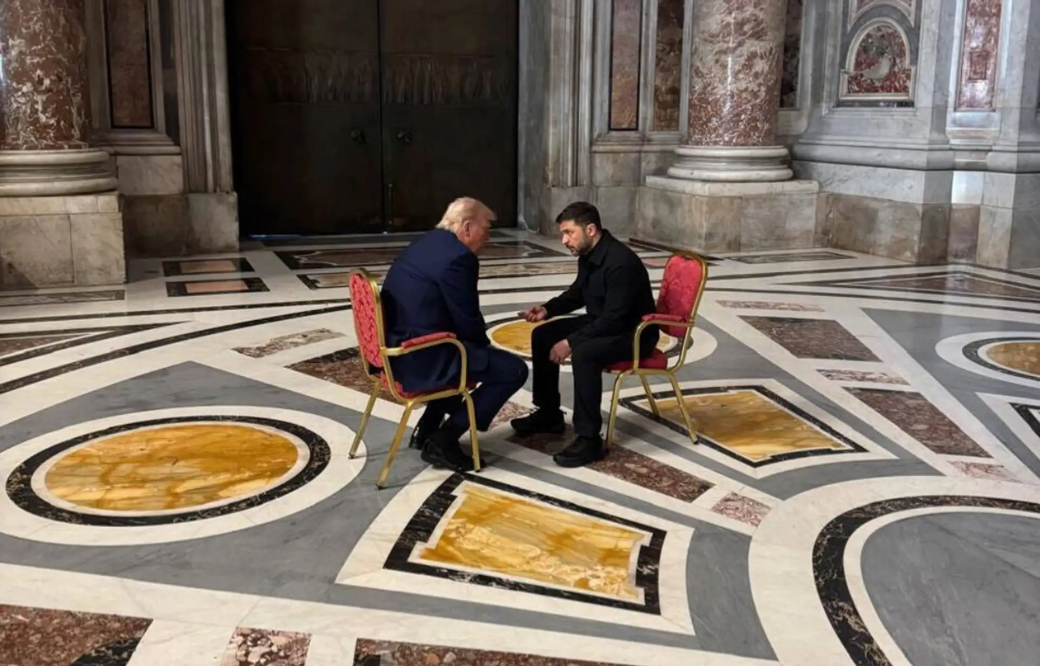 Trump mal priznať Zelenskému, že kvôli Putinovi vyzerá „hlúpo“. Ako prebiehalo stretnutie medzi prezidentmi?