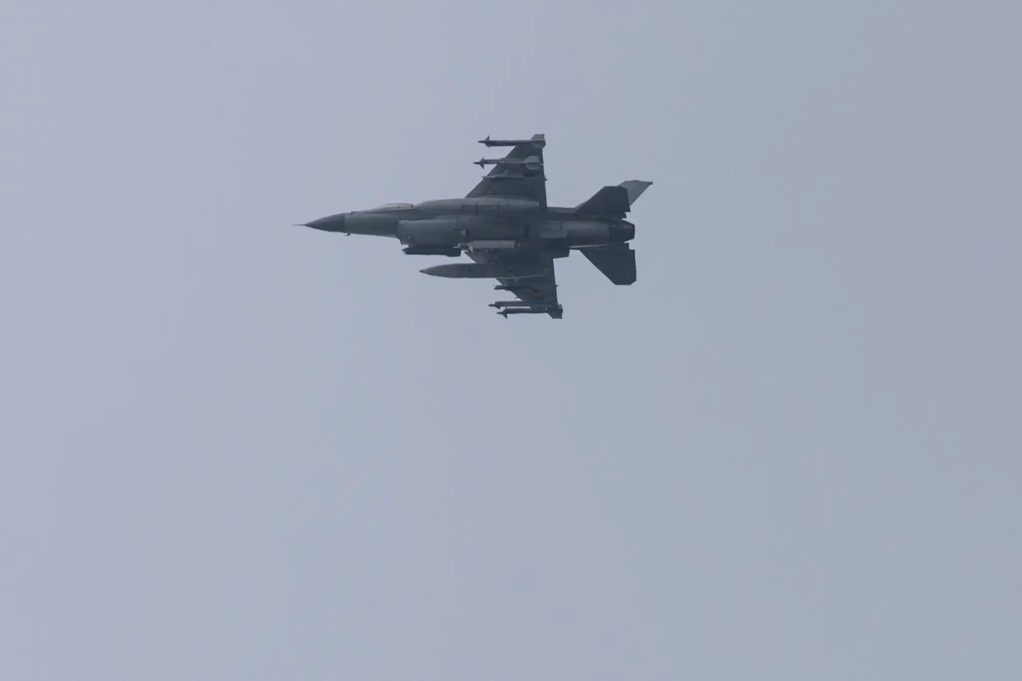 Stíhačka F-16 letí 18. augusta 2026 nad Kyjevom.