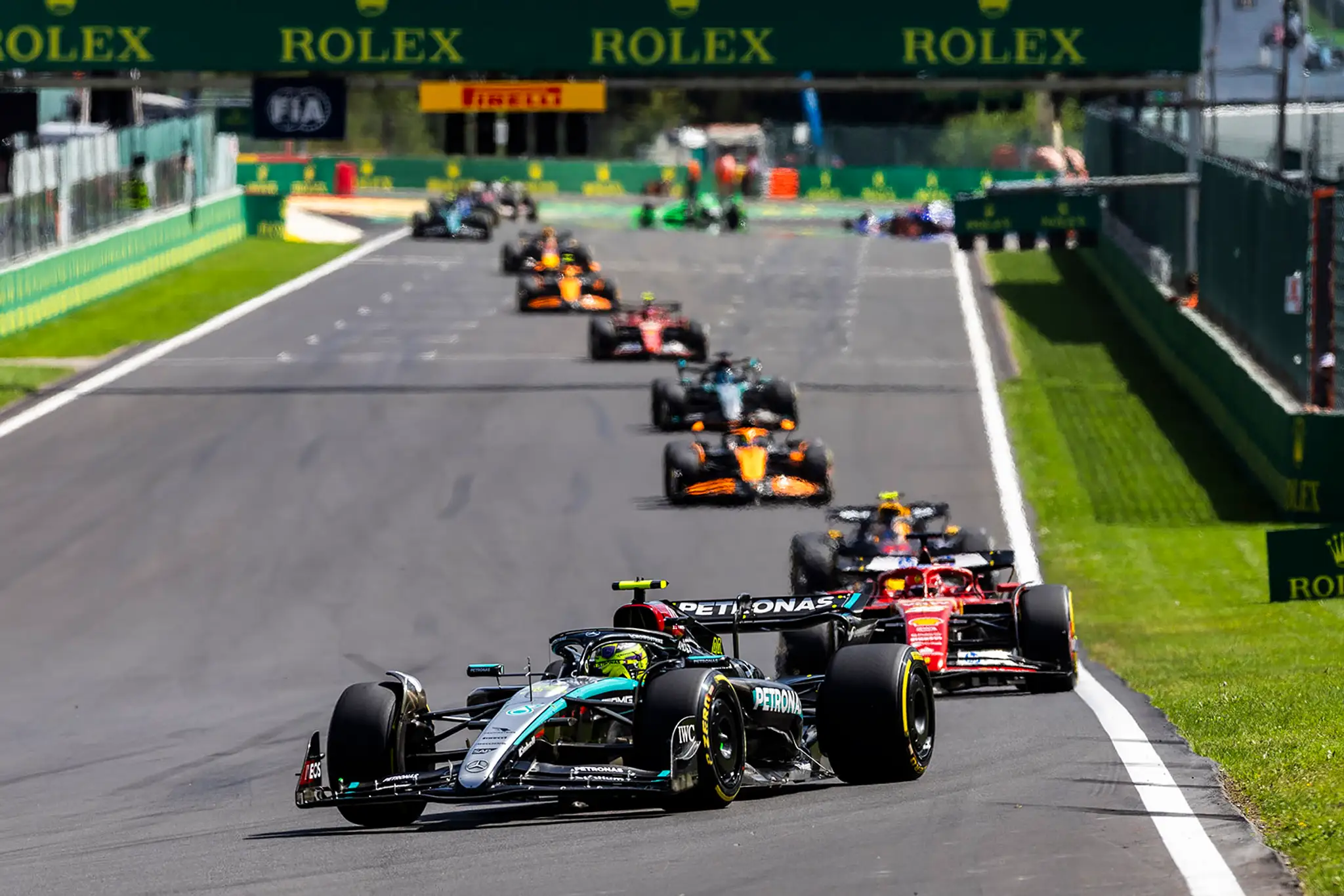 Lewis Hamilton na Mercedese zaútočil hneď v úvode pretekov.